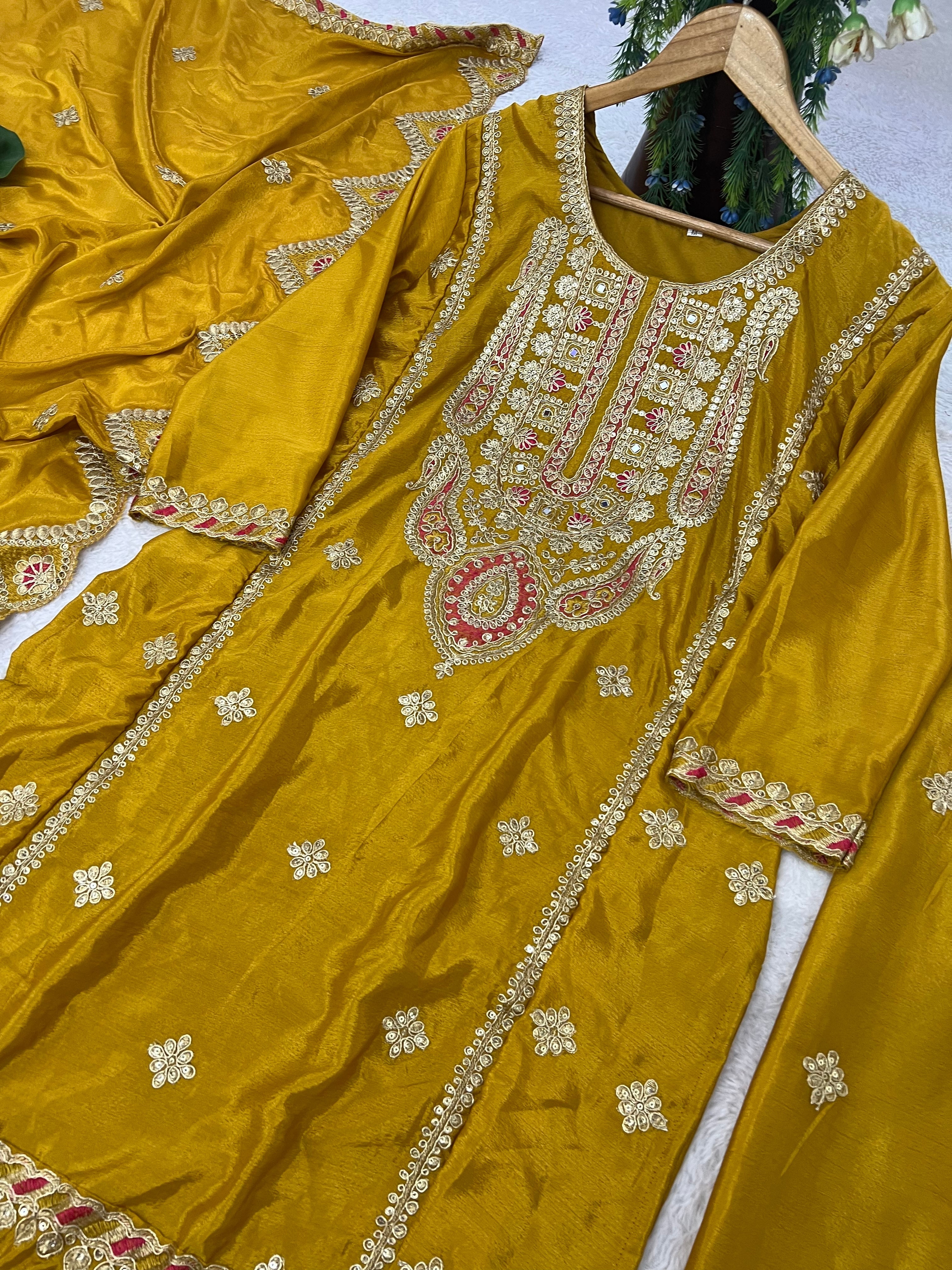 पार्टी में पहनने के लिए सुंदर टॉप और बॉटम फैंसी दुपट्टे के साथ