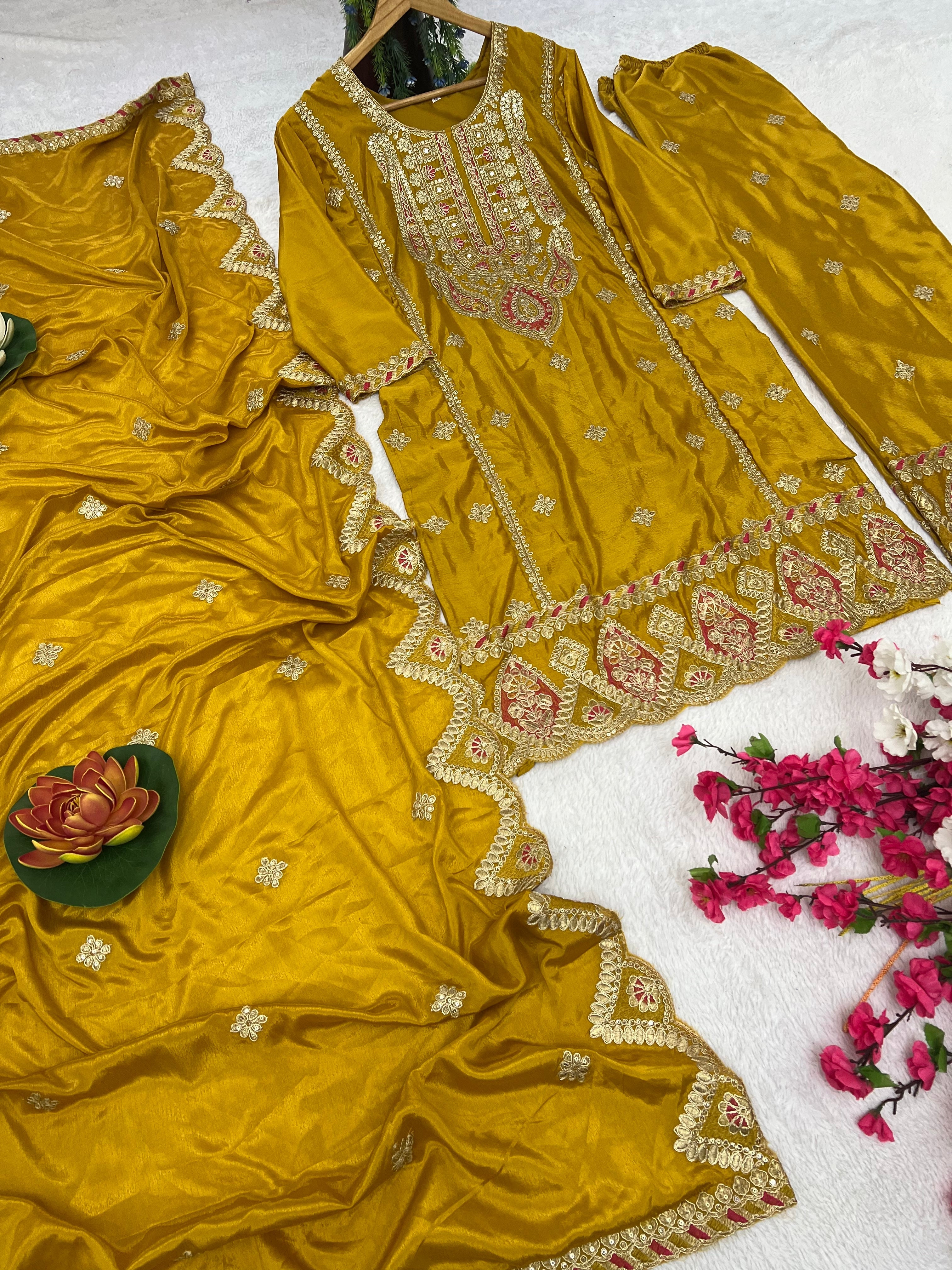 पार्टी में पहनने के लिए सुंदर टॉप और बॉटम फैंसी दुपट्टे के साथ