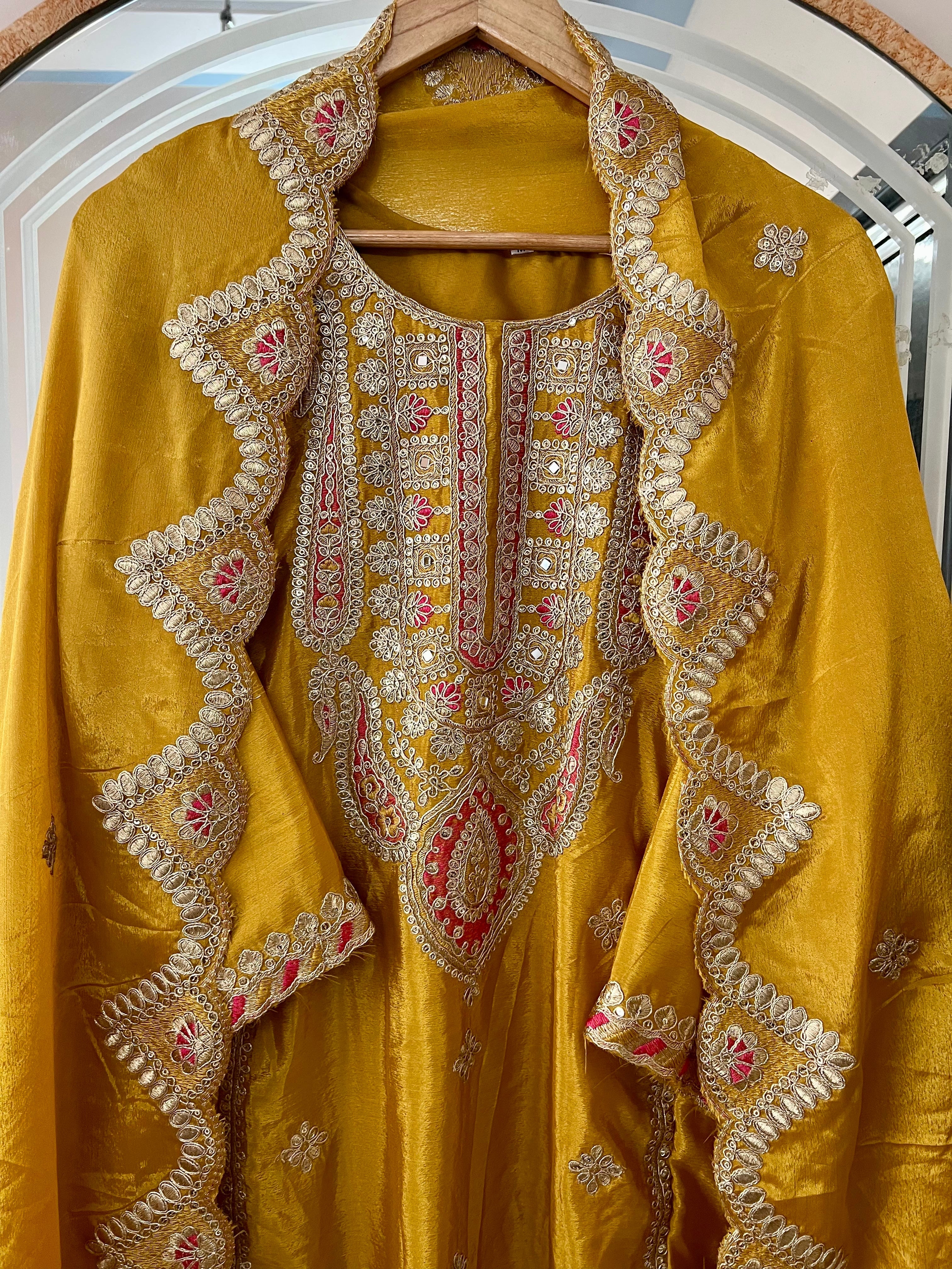 पार्टी में पहनने के लिए सुंदर टॉप और बॉटम फैंसी दुपट्टे के साथ