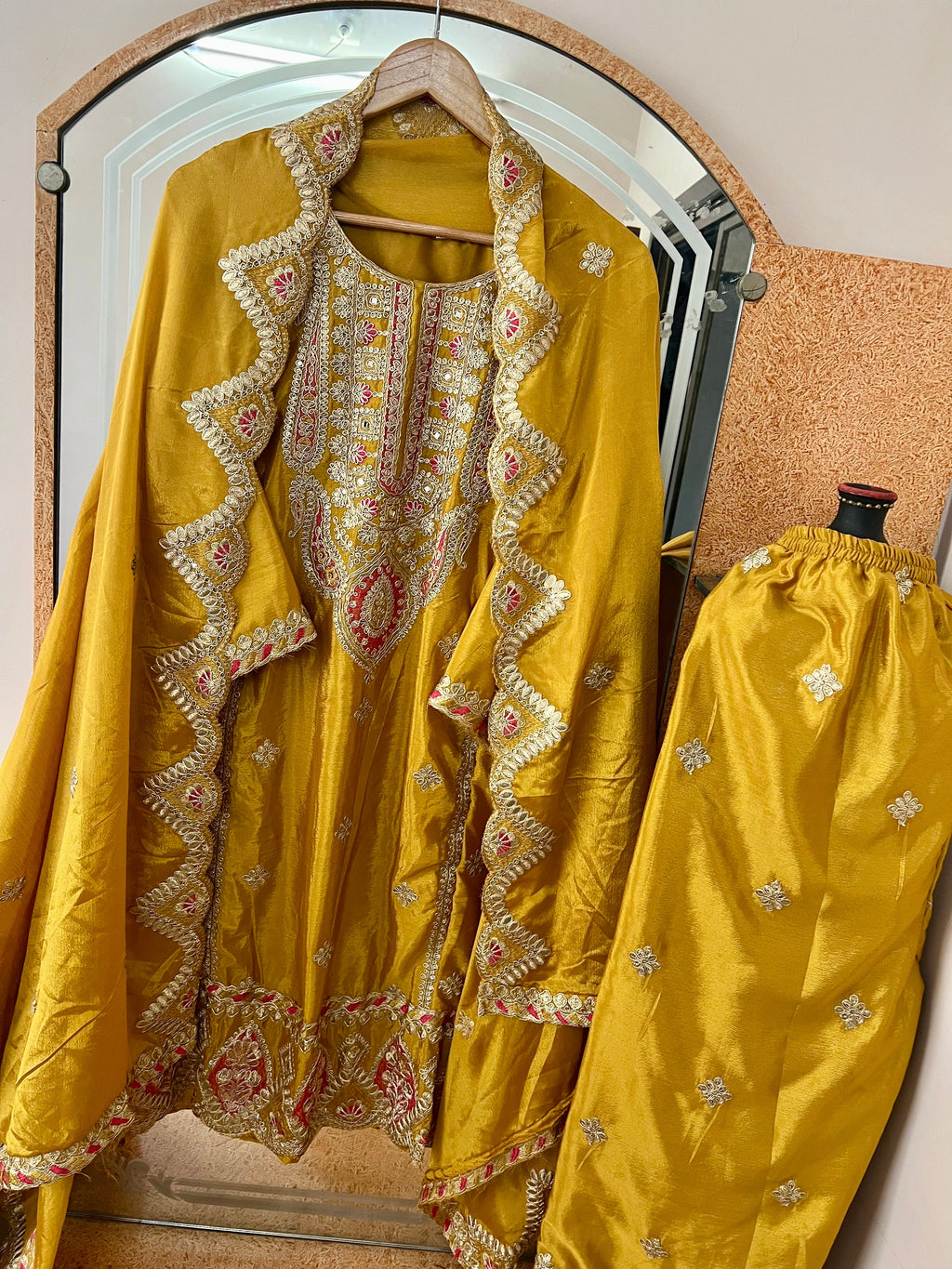 पार्टी में पहनने के लिए सुंदर टॉप और बॉटम फैंसी दुपट्टे के साथ