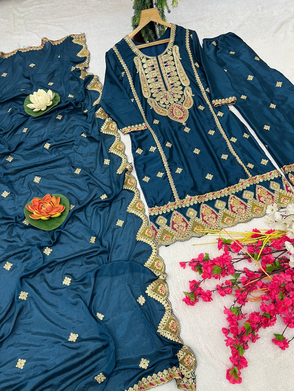 पार्टी में पहनने के लिए सुंदर टॉप और बॉटम फैंसी दुपट्टे के साथ