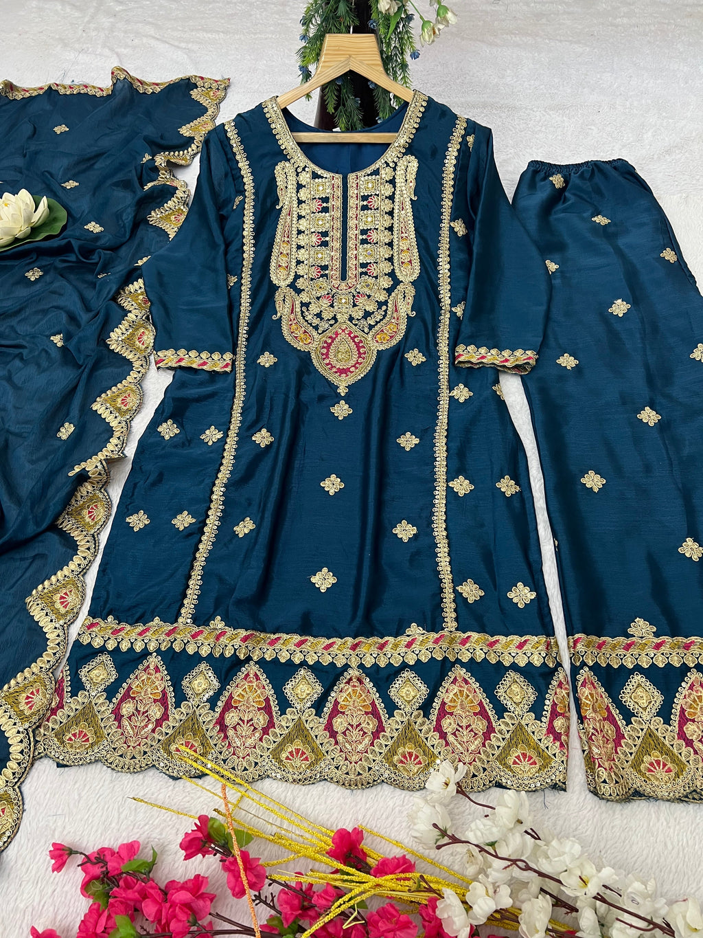 पार्टी में पहनने के लिए सुंदर टॉप और बॉटम फैंसी दुपट्टे के साथ