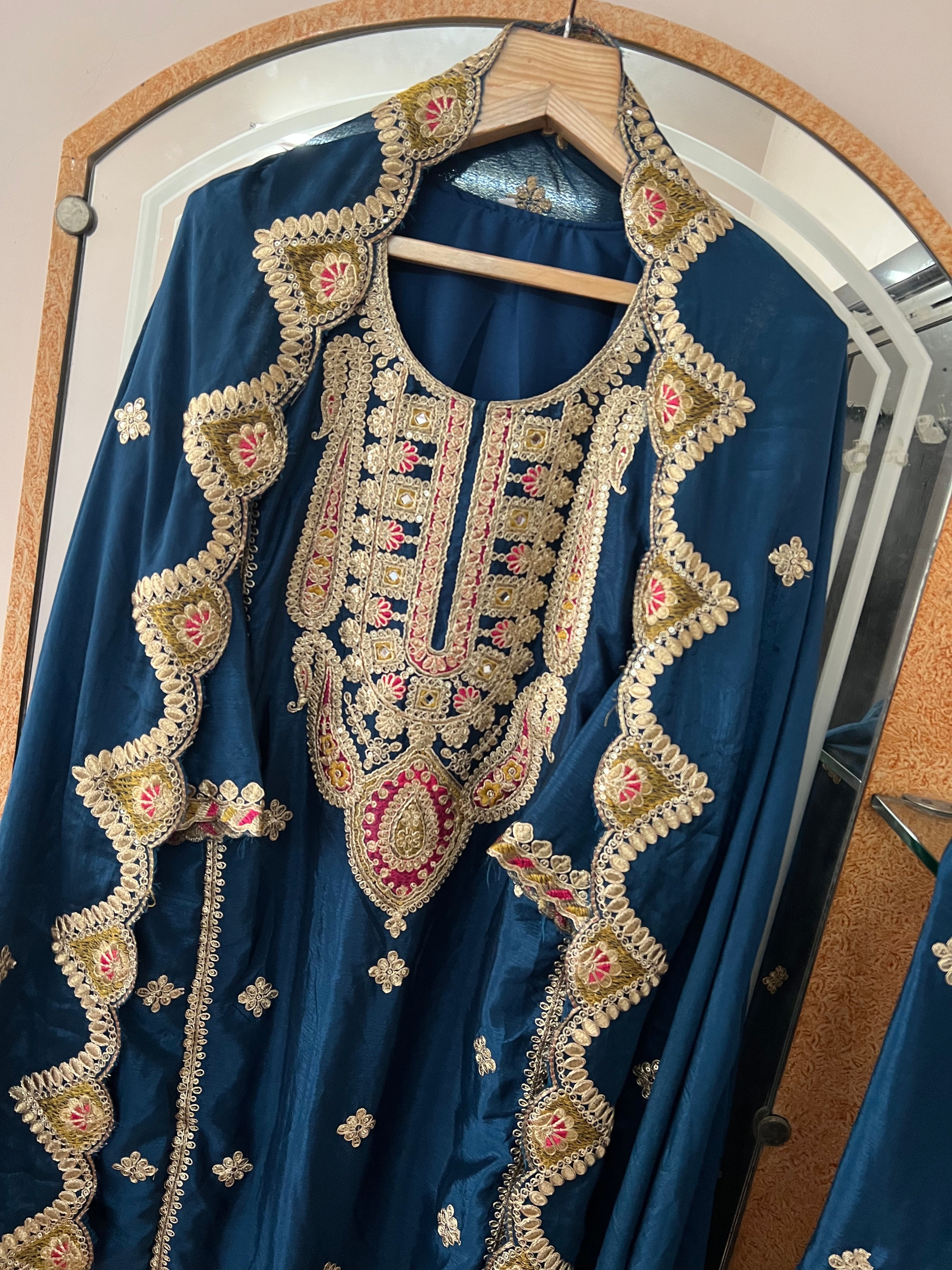 पार्टी में पहनने के लिए सुंदर टॉप और बॉटम फैंसी दुपट्टे के साथ