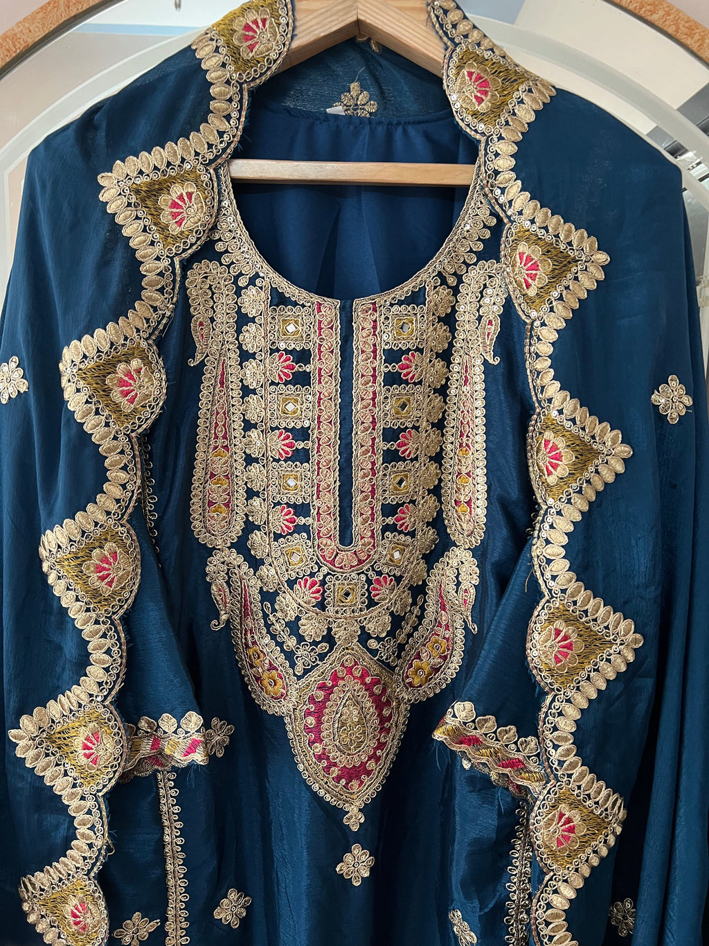 पार्टी में पहनने के लिए सुंदर टॉप और बॉटम फैंसी दुपट्टे के साथ