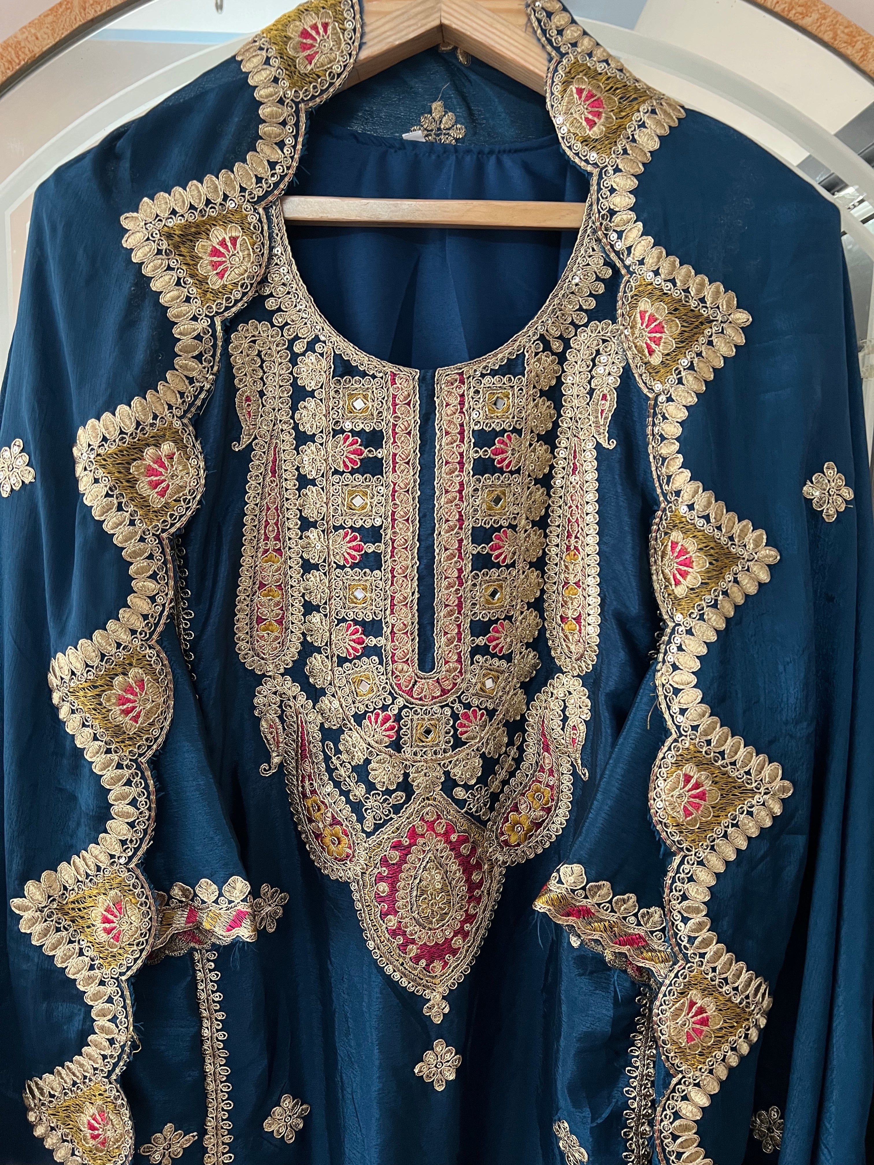 पार्टी में पहनने के लिए सुंदर टॉप और बॉटम फैंसी दुपट्टे के साथ