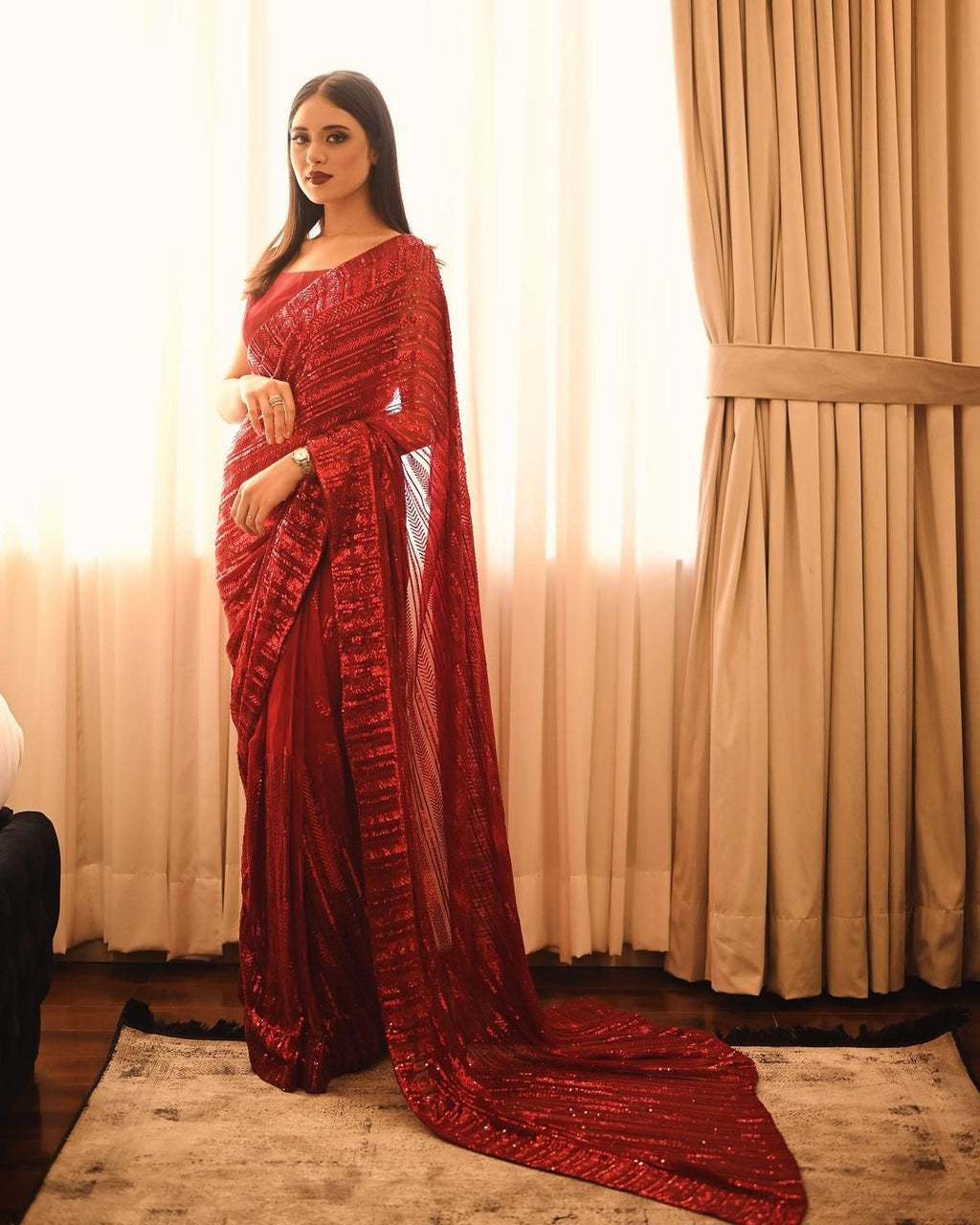 सुंदर सीक्वेंस कढ़ाई वर्क वाली पार्टी वियर डिज़ाइनर साड़ी
