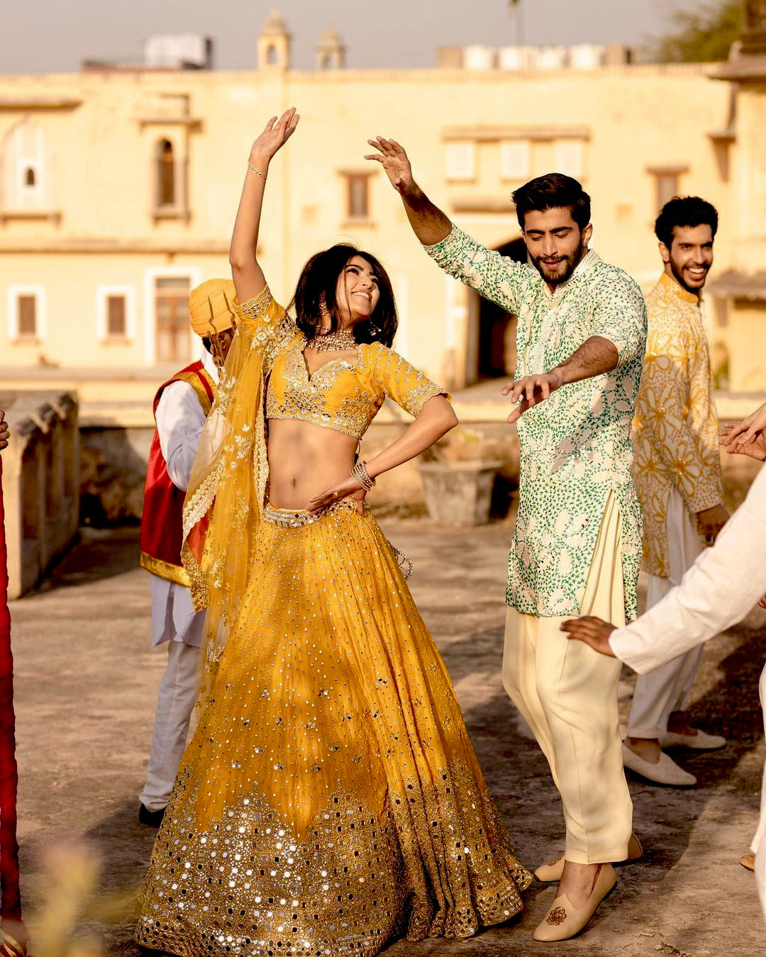 पेपर मिरर वर्क के साथ पार्टी वियर लुक लहंगा चोली