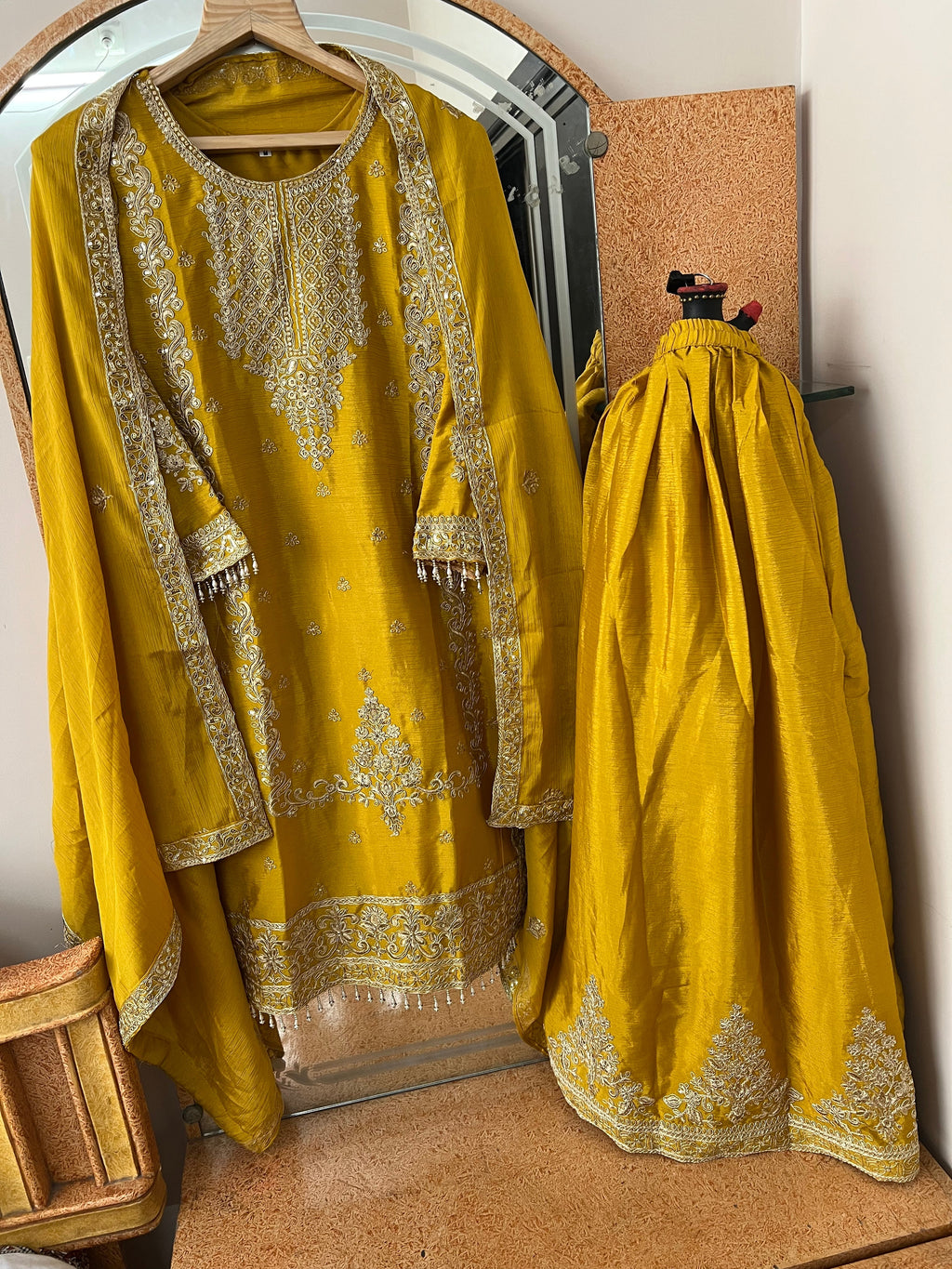 पार्टी वियर डिज़ाइनर टॉप-बॉटम और खूबसूरत दुपट्टा