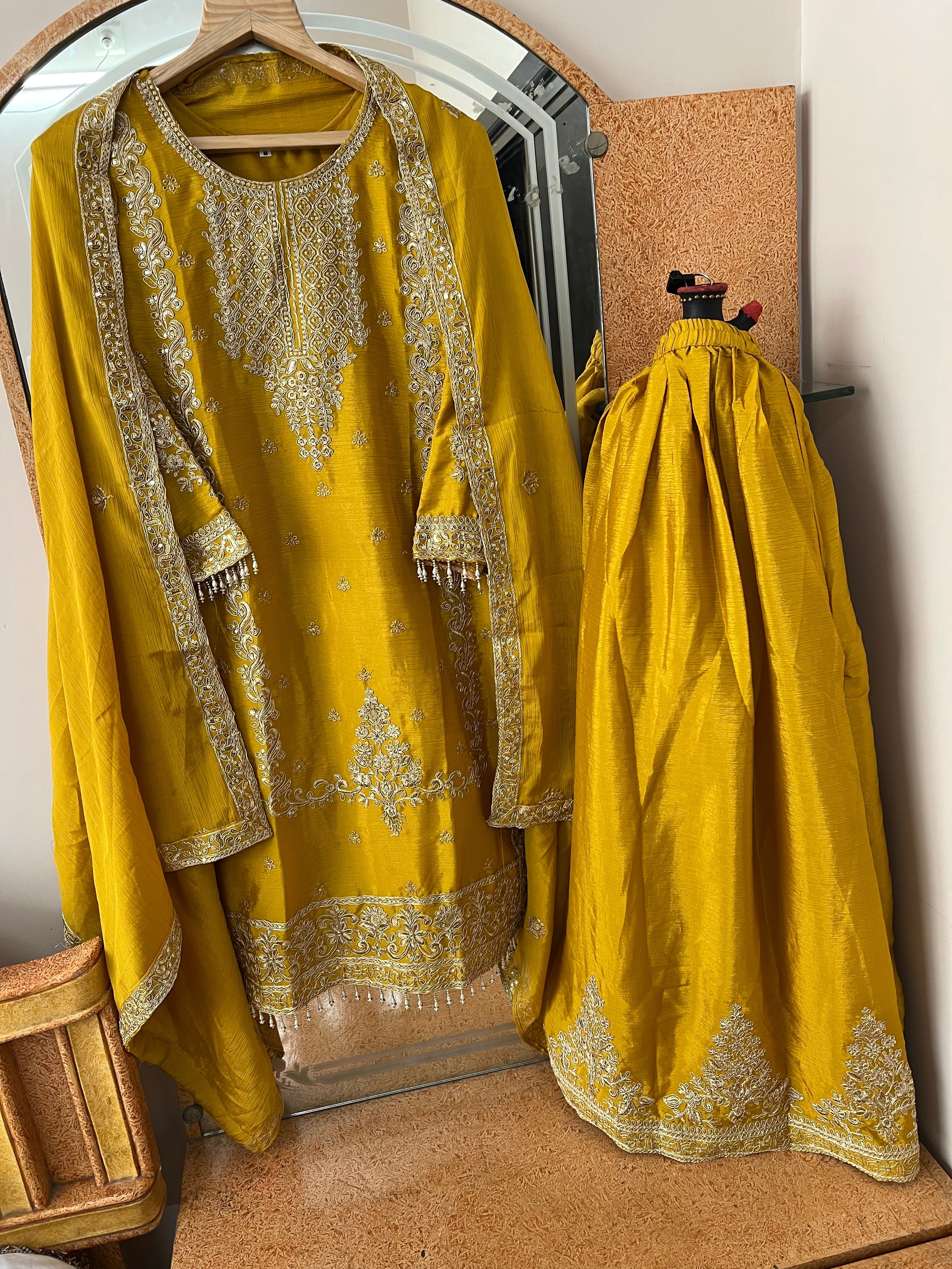 पार्टी वियर डिज़ाइनर टॉप-बॉटम और खूबसूरत दुपट्टा