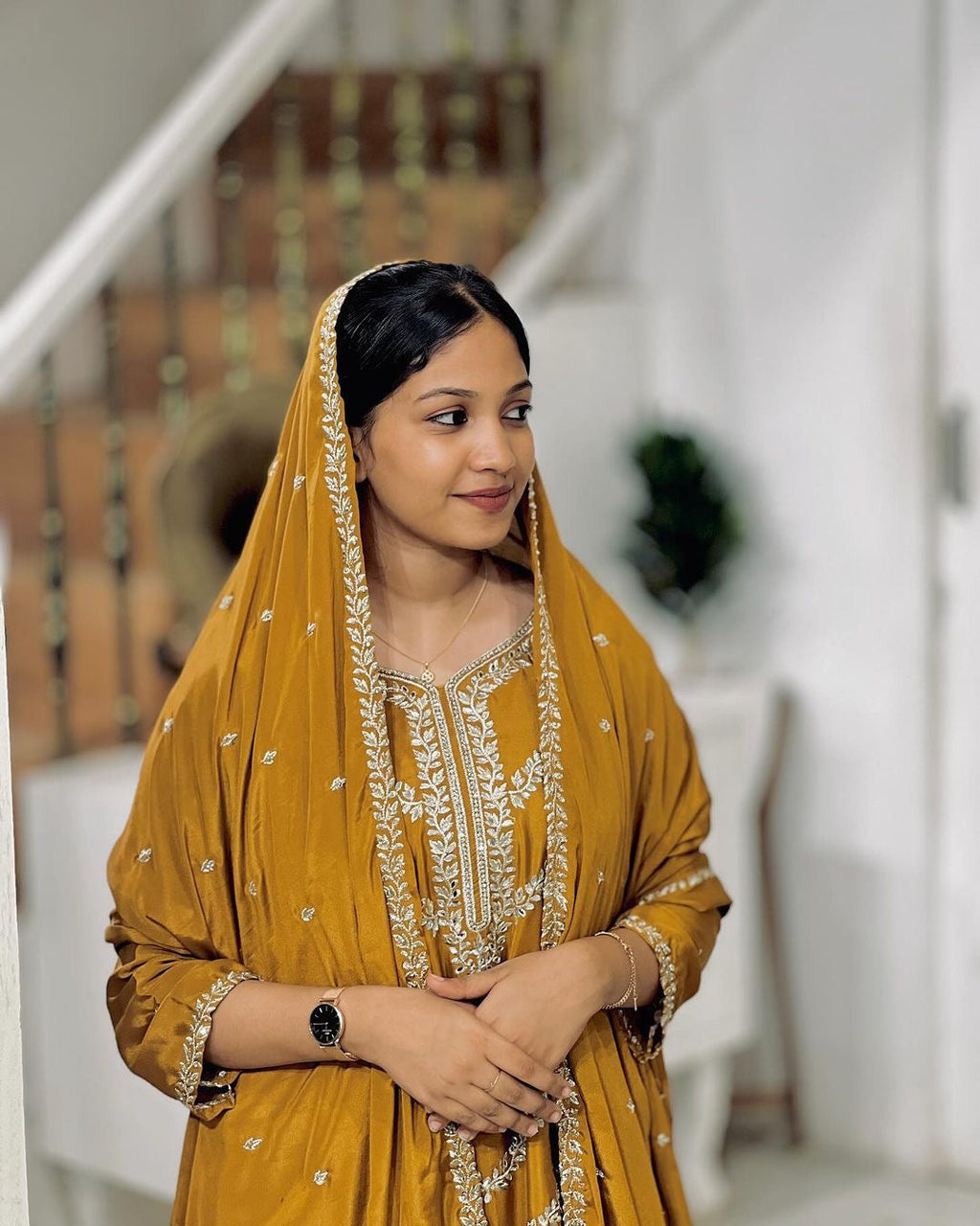 कढ़ाई अनुक्रम कार्य के साथ डिजाइनर टॉप प्लाज़ो और दुपट्टा