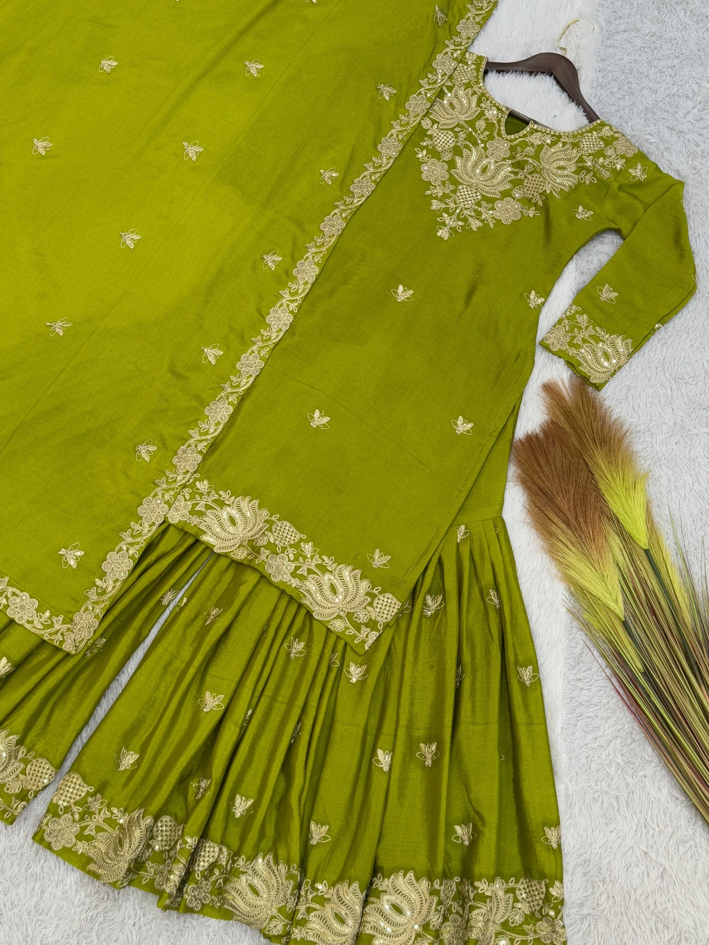 पार्टी में पहनने के लिए सुंदर टॉप और बॉटम दुपट्टे के साथ