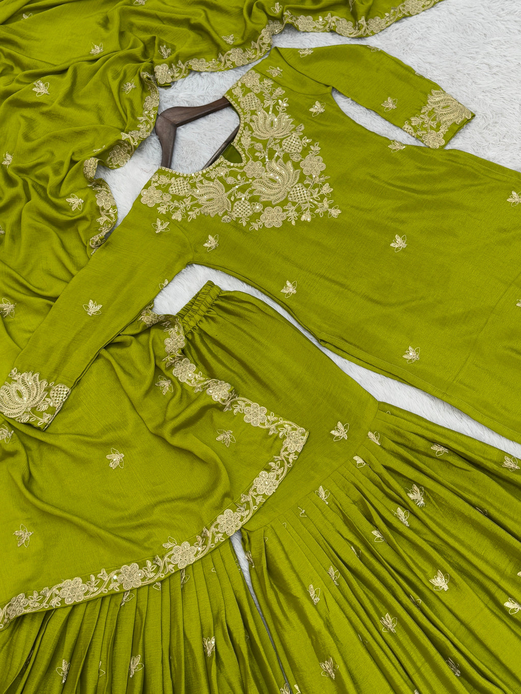 पार्टी में पहनने के लिए सुंदर टॉप और बॉटम दुपट्टे के साथ