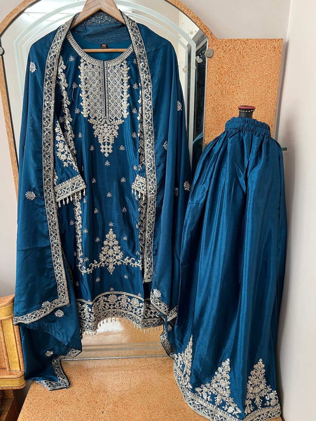 पार्टी वियर डिज़ाइनर टॉप-बॉटम और खूबसूरत दुपट्टा