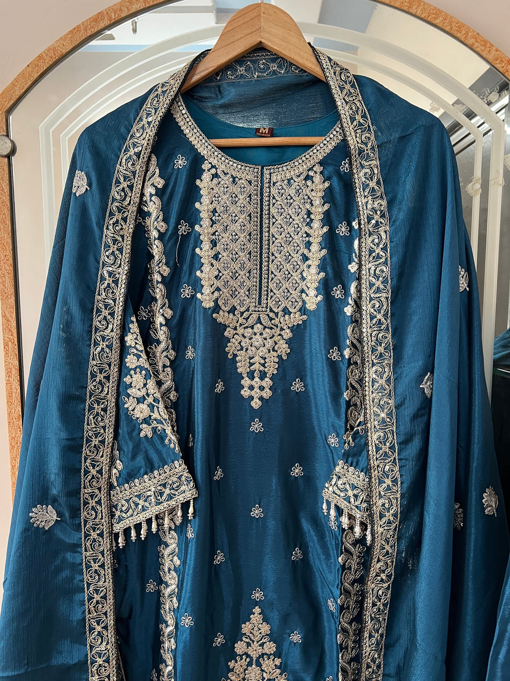 पार्टी वियर डिज़ाइनर टॉप-बॉटम और खूबसूरत दुपट्टा