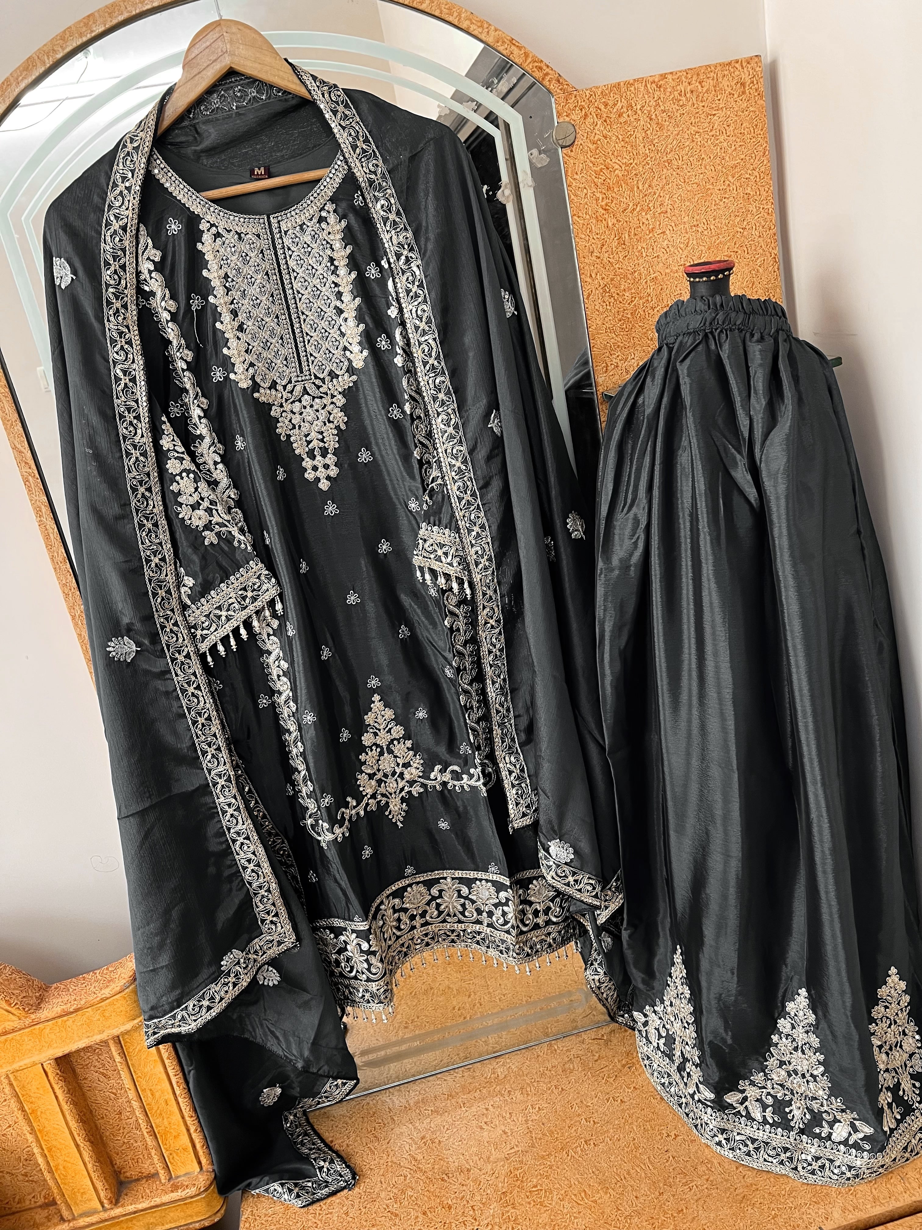 पार्टी वियर डिज़ाइनर टॉप-बॉटम और खूबसूरत दुपट्टा