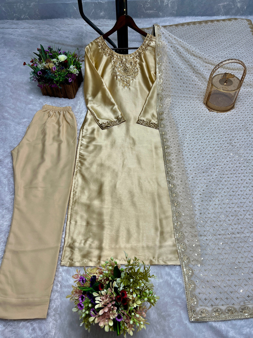 कढ़ाई अनुक्रम कार्य के साथ फैंसी टॉप-बॉटम और दुपट्टा