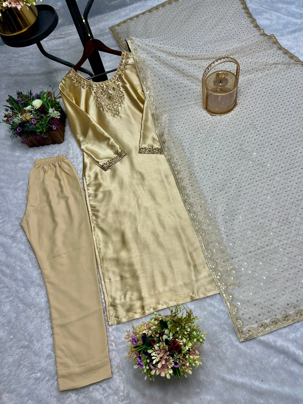 कढ़ाई अनुक्रम कार्य के साथ फैंसी टॉप-बॉटम और दुपट्टा