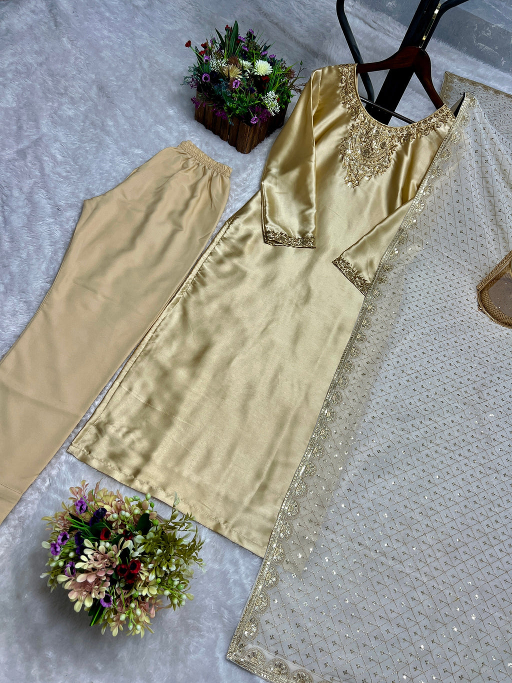 कढ़ाई अनुक्रम कार्य के साथ फैंसी टॉप-बॉटम और दुपट्टा