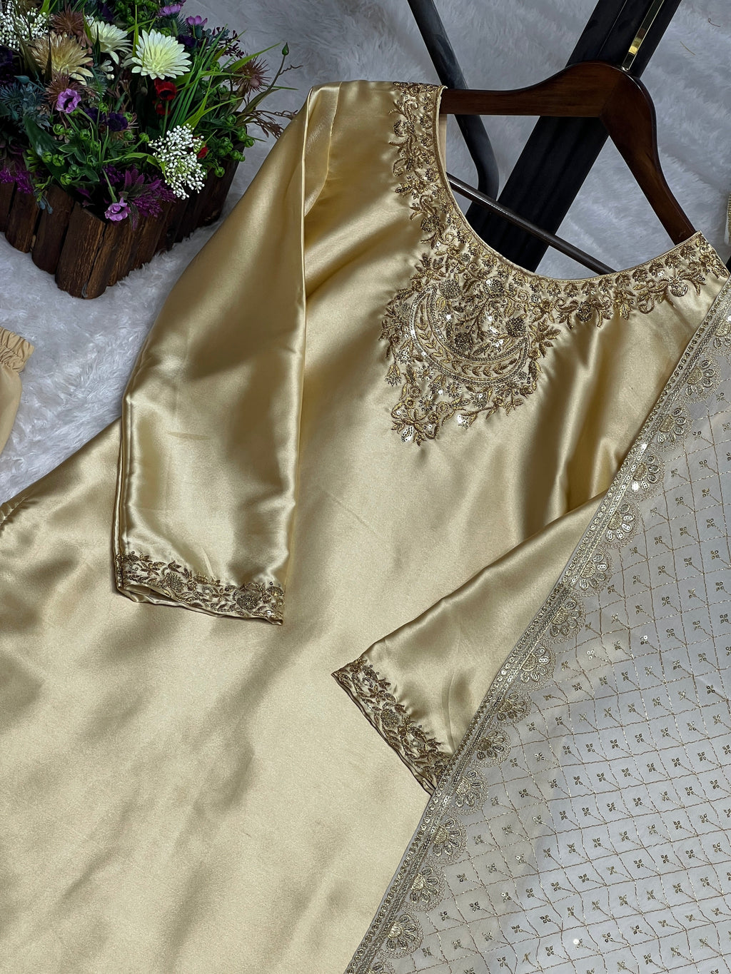 कढ़ाई अनुक्रम कार्य के साथ फैंसी टॉप-बॉटम और दुपट्टा