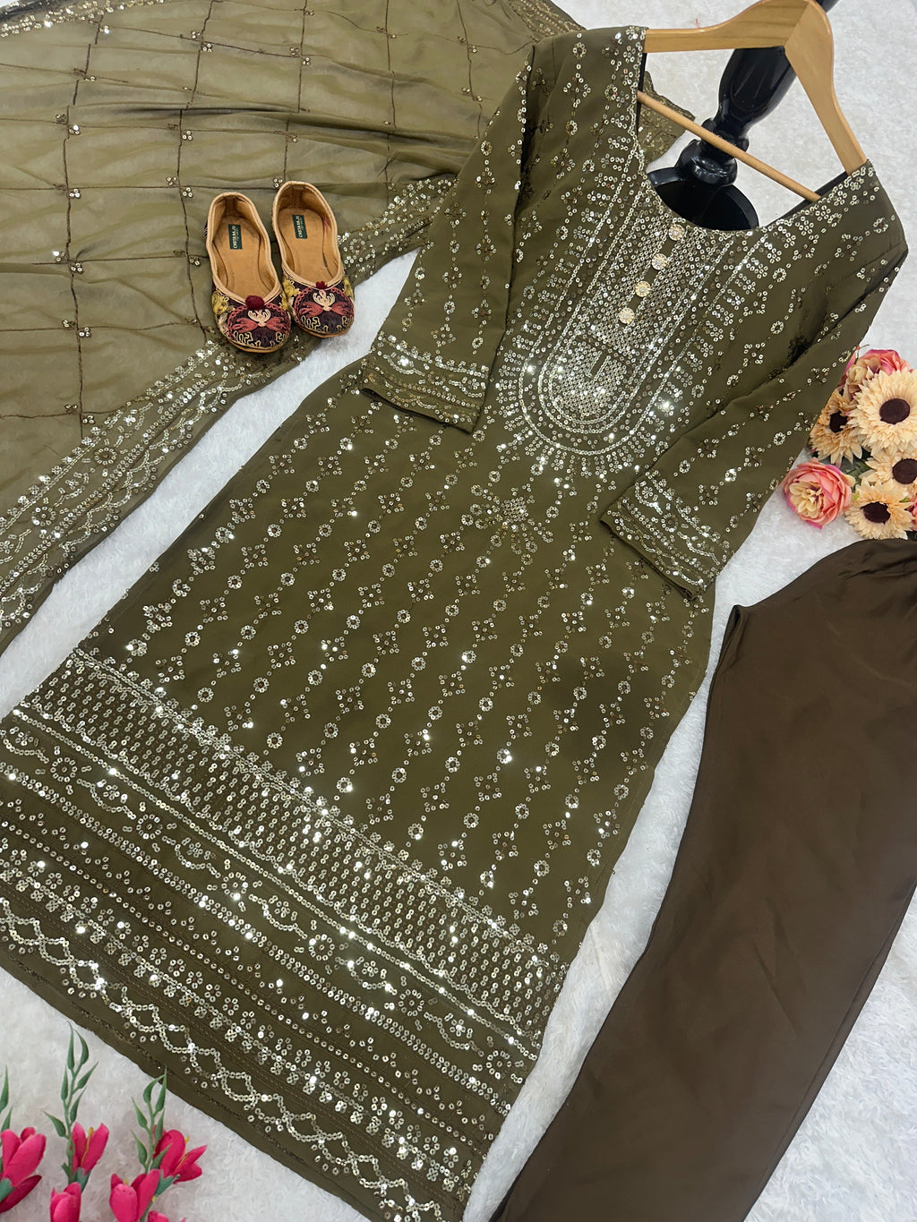 डिज़ाइनर पार्टी वियर टॉप और पेंट सुंदर दुपट्टे के साथ