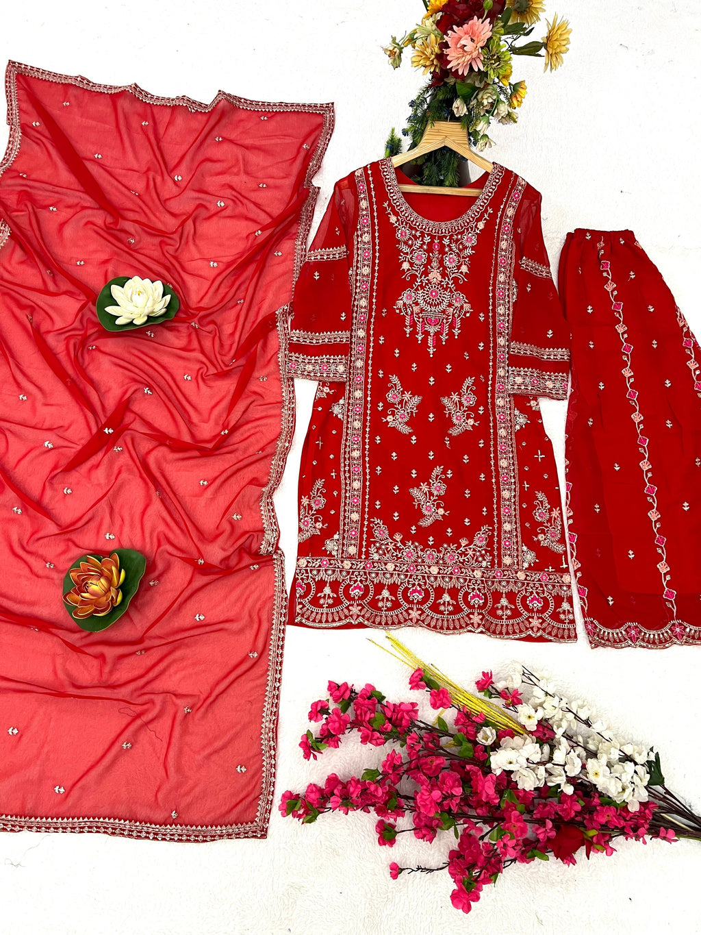 पार्टी वियर कुर्ती प्लाज़ो बॉर्डर पर कढ़ाई वर्क लेस के साथ