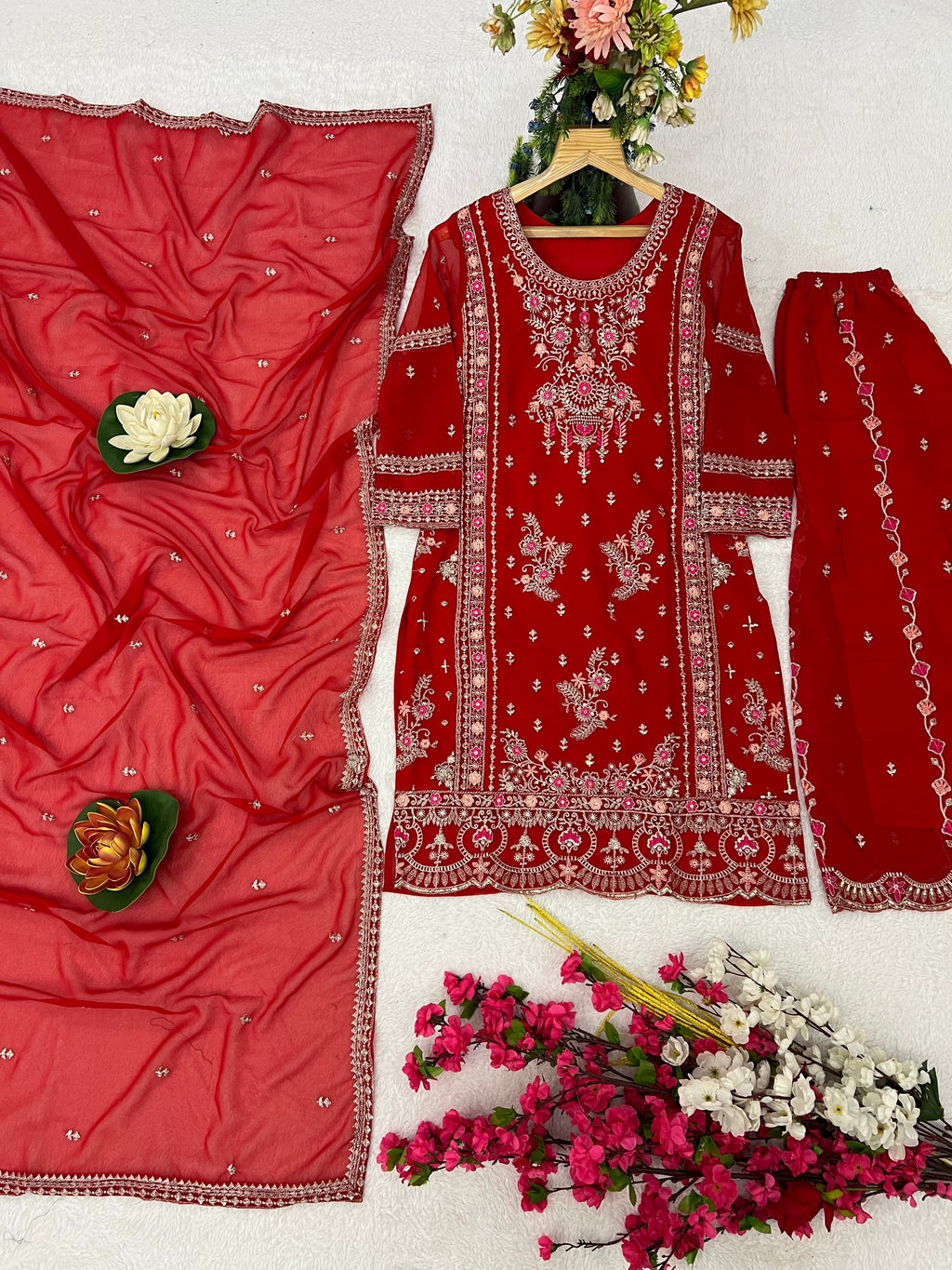 सुंदर दुपट्टे के साथ डिज़ाइनर पार्टी वियर टॉप और बॉटम