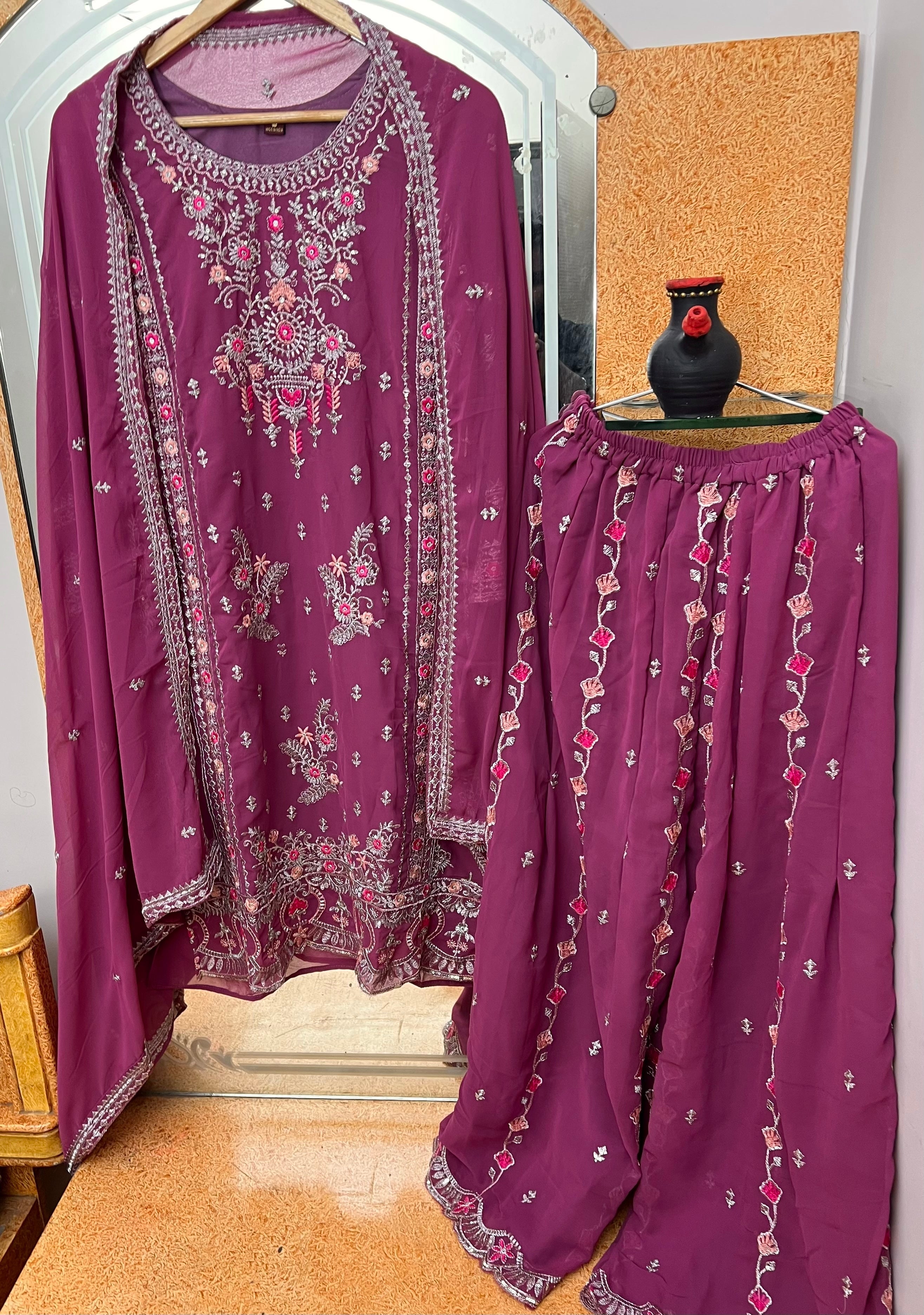 सुंदर दुपट्टे के साथ डिज़ाइनर पार्टी वियर टॉप और बॉटम