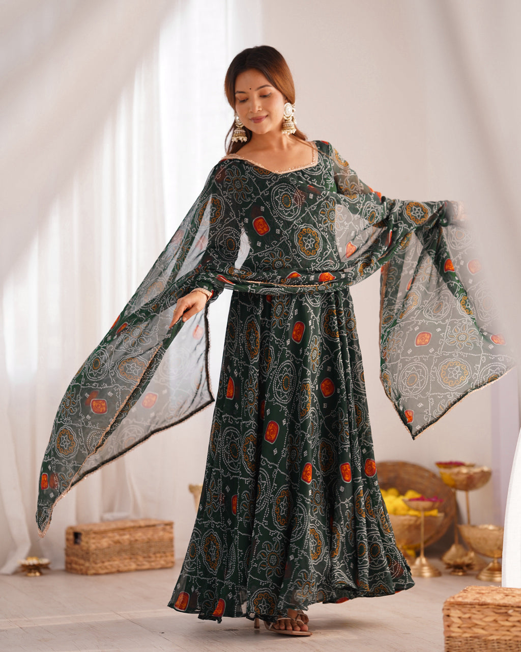 पार्टी वियर सुंदर अनारकली गाउन और दुपट्टे के साथ पैंट