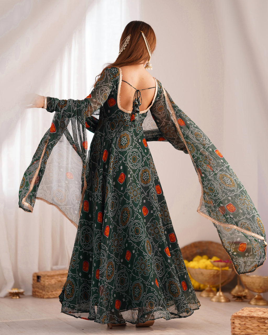 पार्टी वियर सुंदर अनारकली गाउन और दुपट्टे के साथ पैंट