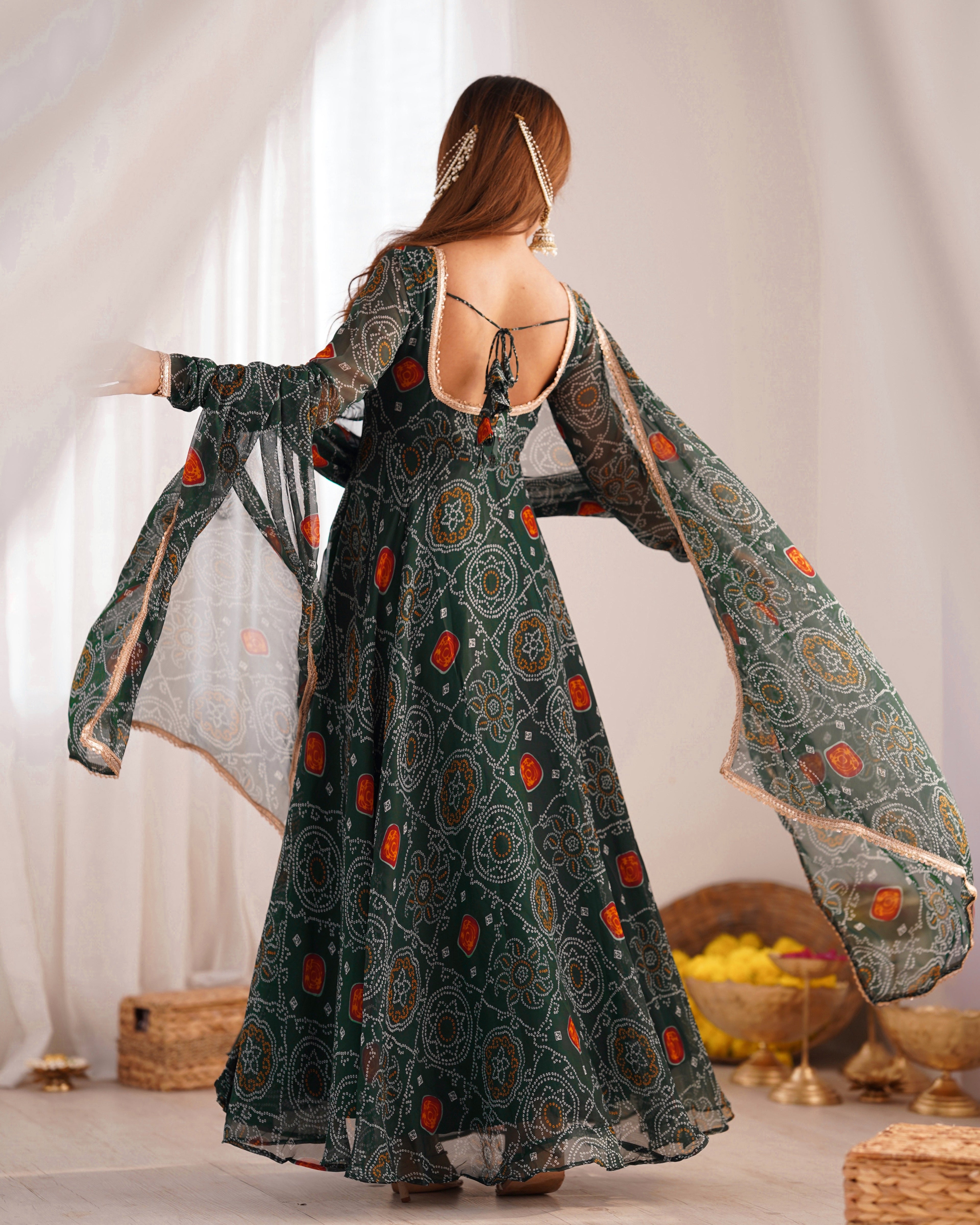 पार्टी वियर सुंदर अनारकली गाउन और दुपट्टे के साथ पैंट