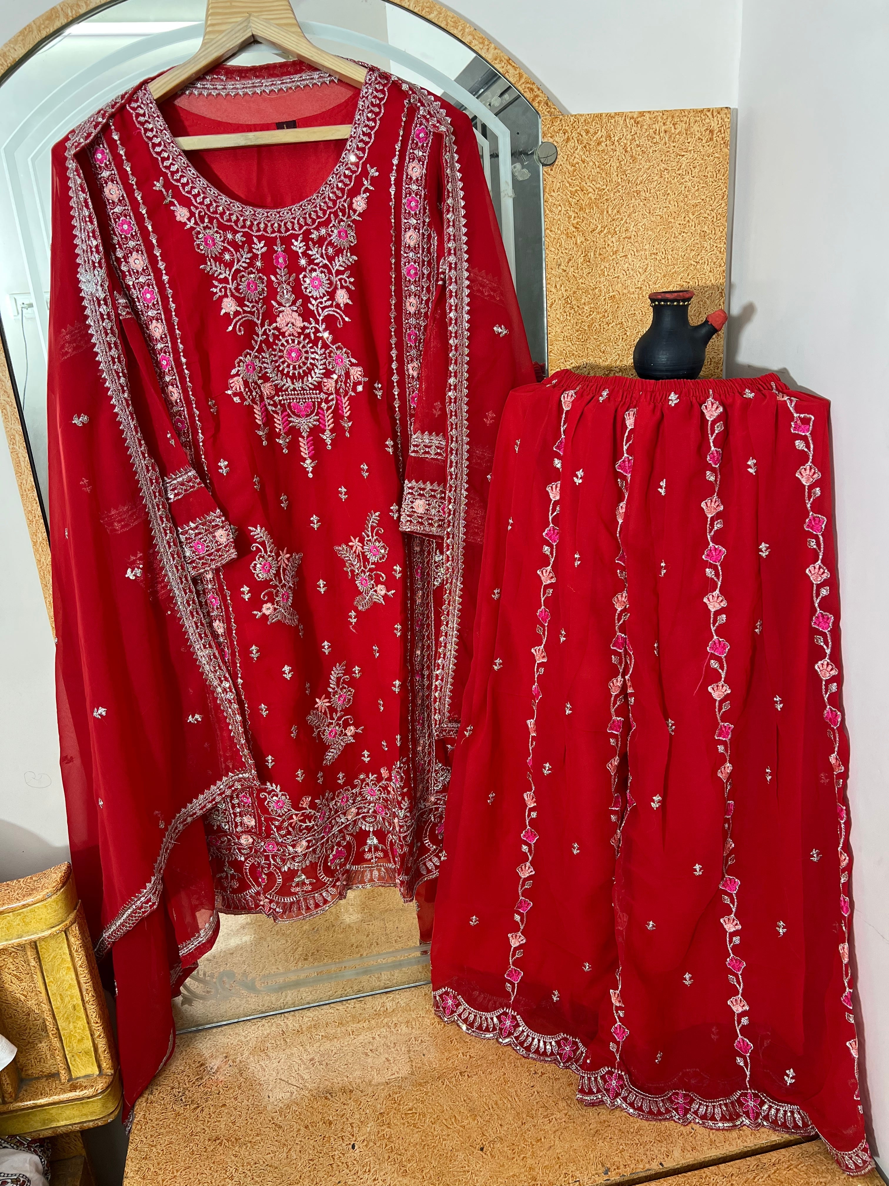 सुंदर दुपट्टे के साथ डिज़ाइनर पार्टी वियर टॉप और बॉटम