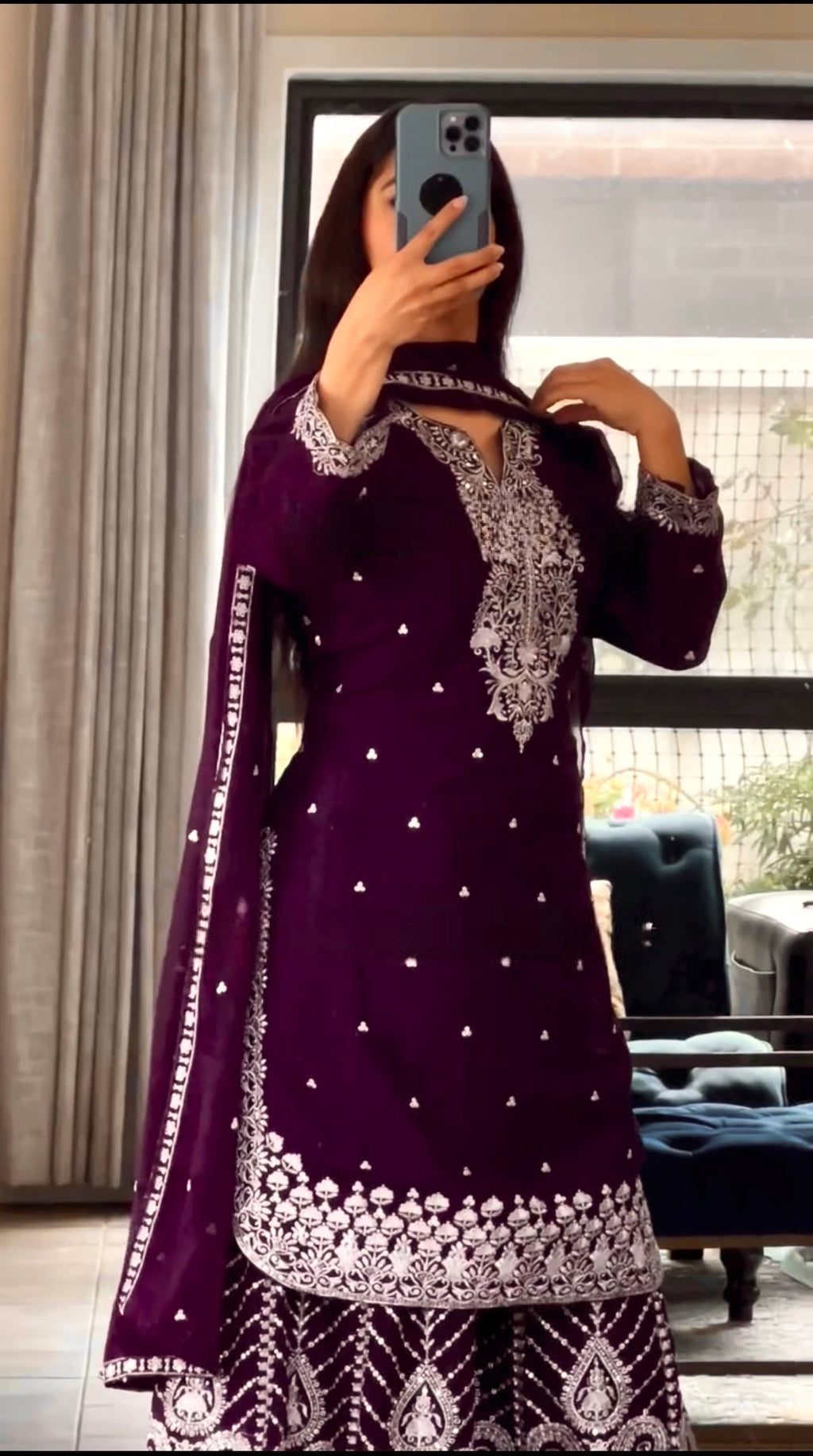 भारी कढ़ाई के काम के साथ पार्टी वियर टॉप बॉटम और दुपट्टा