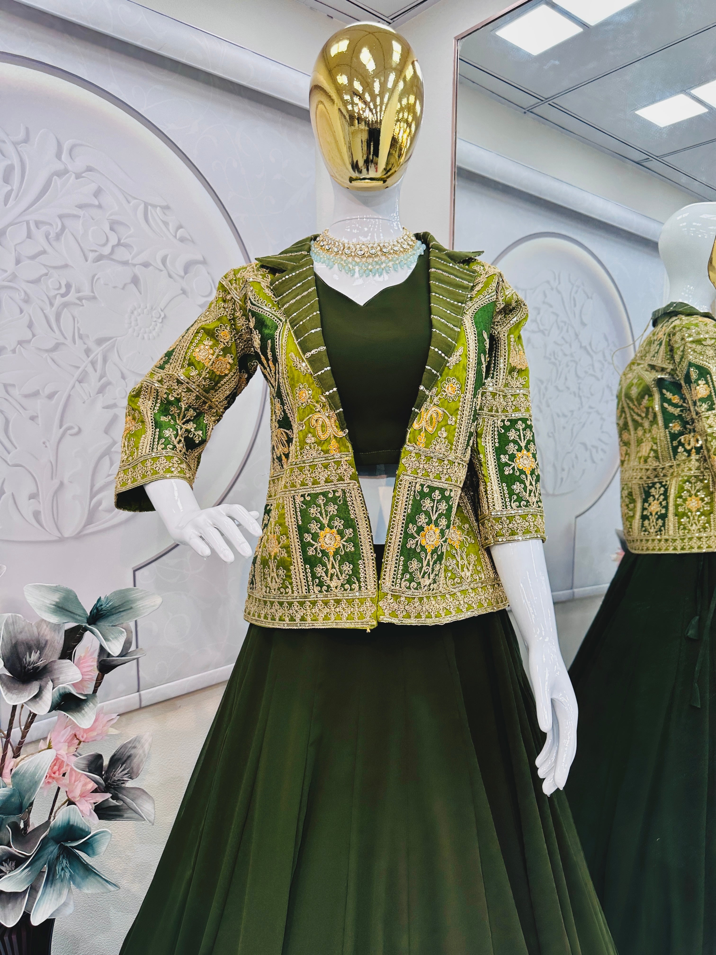 कढ़ाई, कोडिंग और सेक्विन वर्क के साथ डिज़ाइनर पार्टी वियर लहंगा चोली