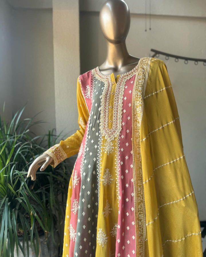 सीक्वेंस वर्क के साथ खूबसूरत टॉप बॉटम और प्लाज़ो