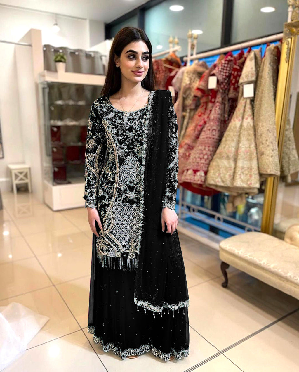 पार्टी वियर सूट सेट, स्टोन हैंड वर्क के साथ कढ़ाई वर्क के साथ