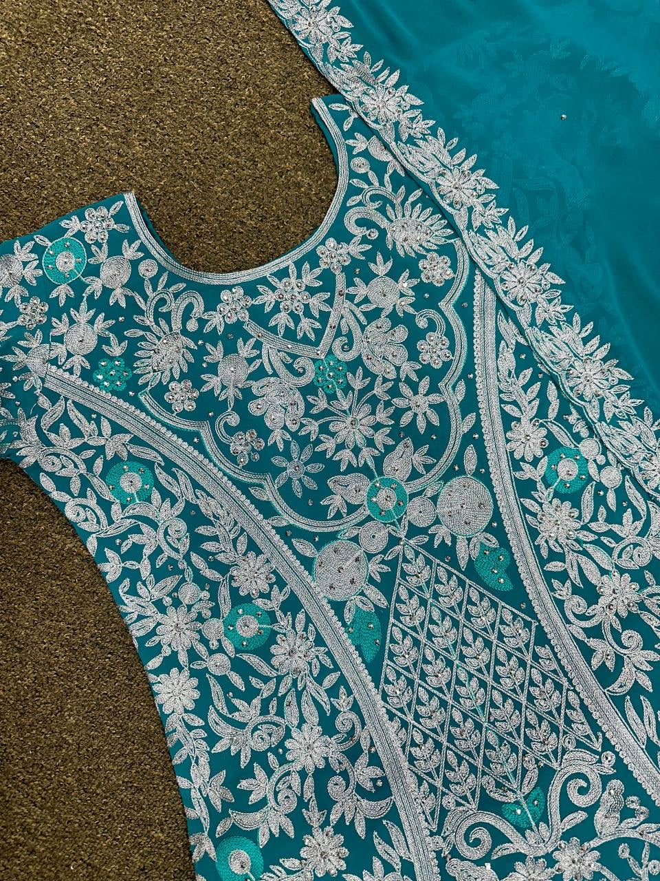 पार्टी वियर सूट सेट, स्टोन हैंड वर्क के साथ कढ़ाई वर्क के साथ