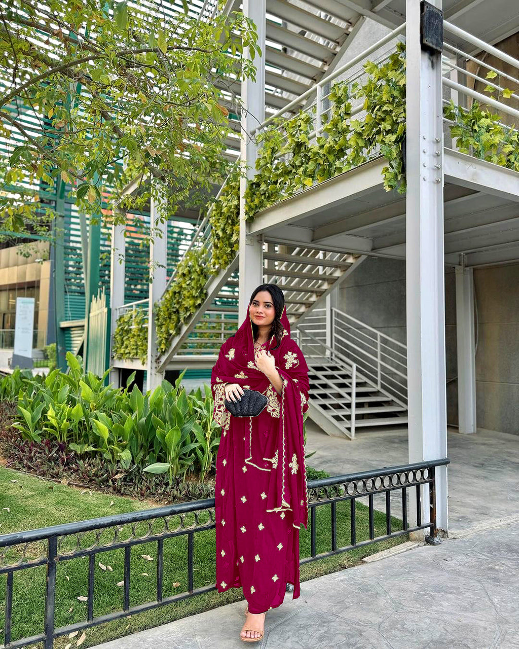 डिज़ाइनर पार्टी वियर लुक टॉप प्लाज़ो और दुपट्टा सेट