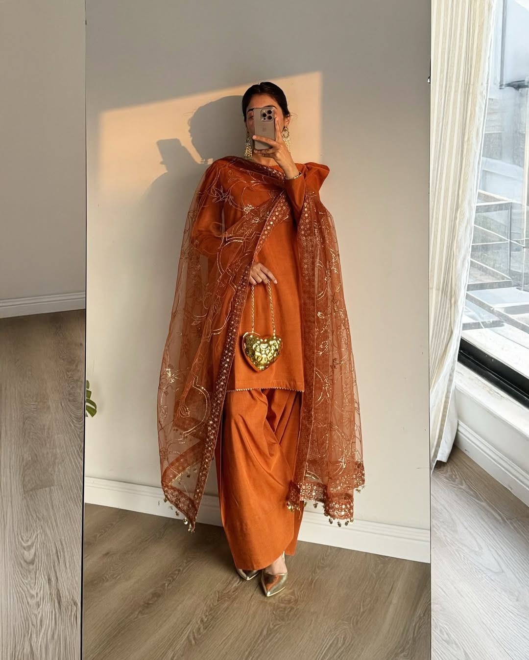 फैंसी लेस बॉर्डर के साथ डिज़ाइनर पार्टी वियर लुक सूट सेट