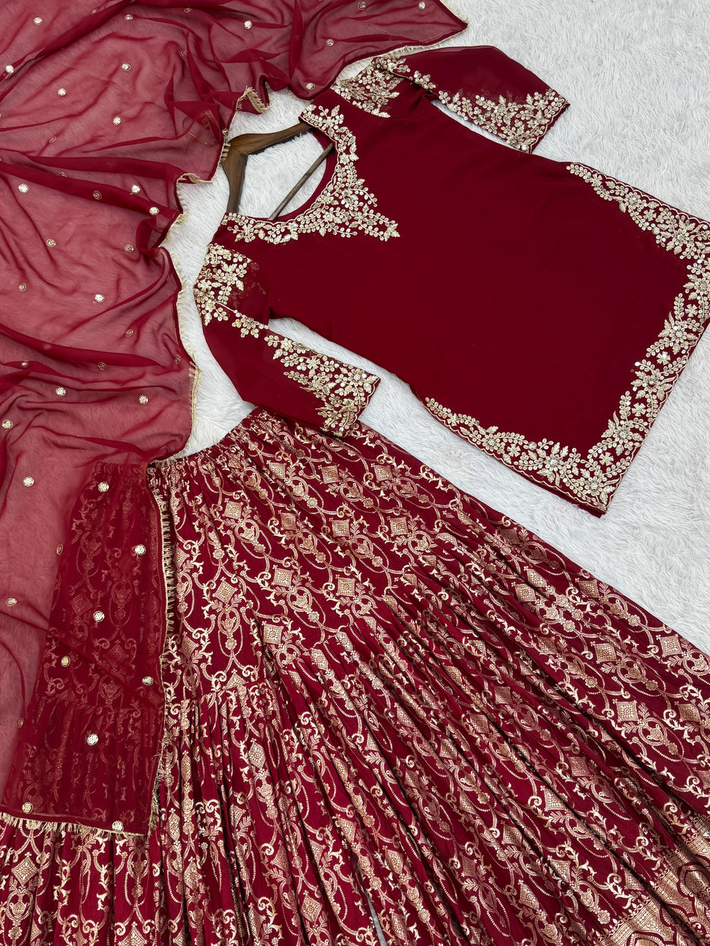 कढ़ाई और सीक्वेंस वर्क के साथ फैंसी टॉप-शरारा और दुपट्टा