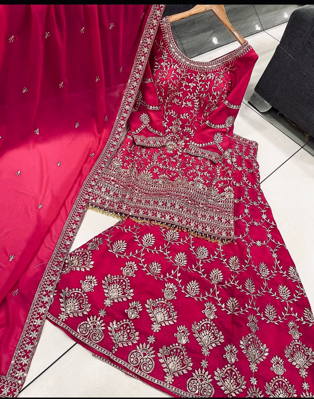 डिज़ाइनर पार्टी वियर टॉप-सररा दुपट्टे के साथ कढ़ाई वर्क के साथ