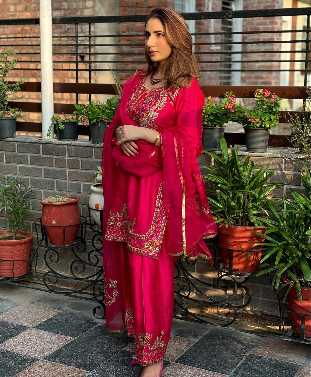 कढ़ाई अनुक्रम कार्य के साथ पार्टी वियर सूट सेट