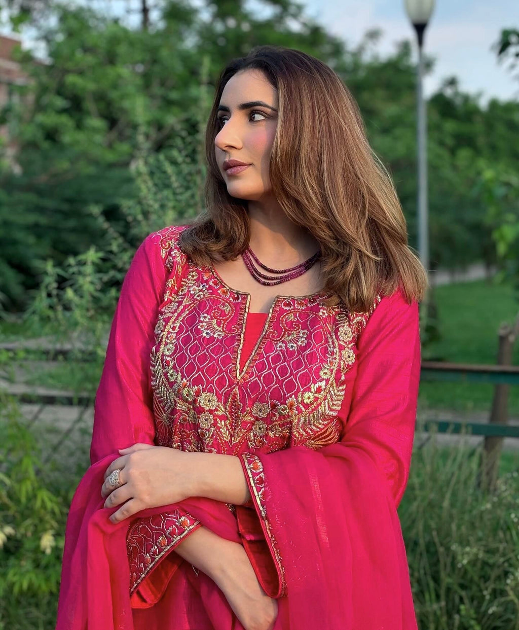 कढ़ाई अनुक्रम कार्य के साथ पार्टी वियर सूट सेट