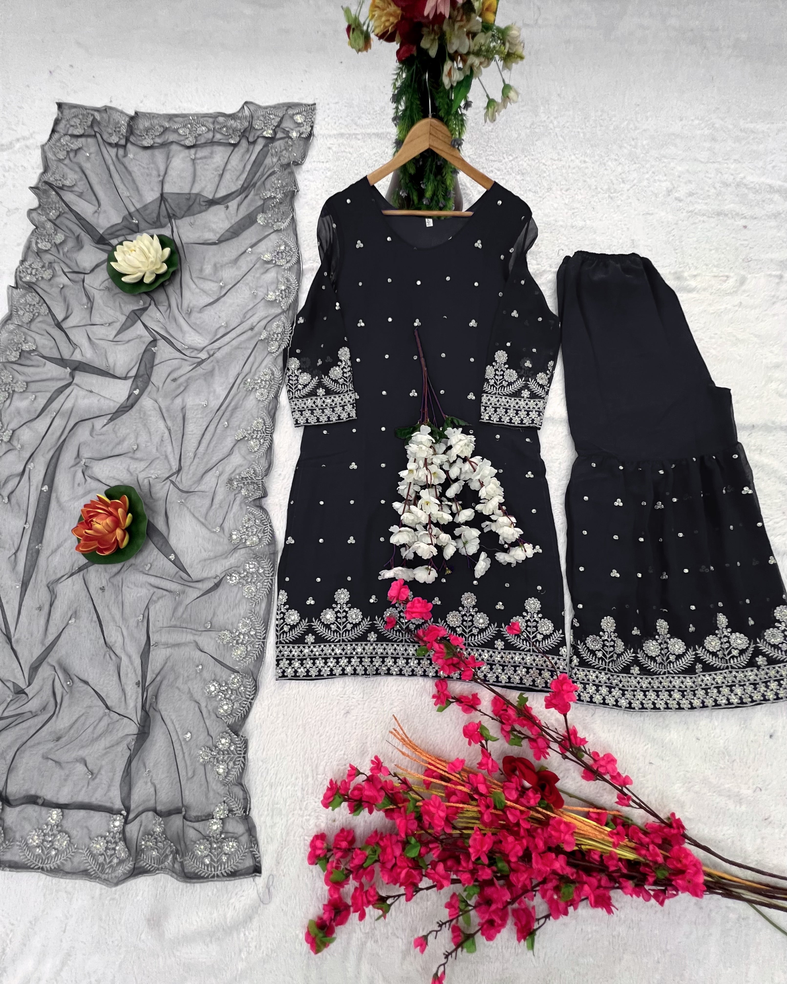 पार्टी वियर खूबसूरत टॉप-बॉटम और फैंसी दुपट्टा