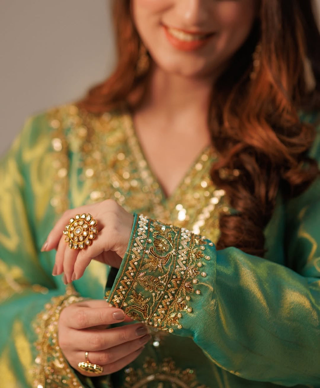 कढ़ाई और अनुक्रमिक कार्य के साथ पत्थर के हाथ के काम के साथ फैंसी सूट