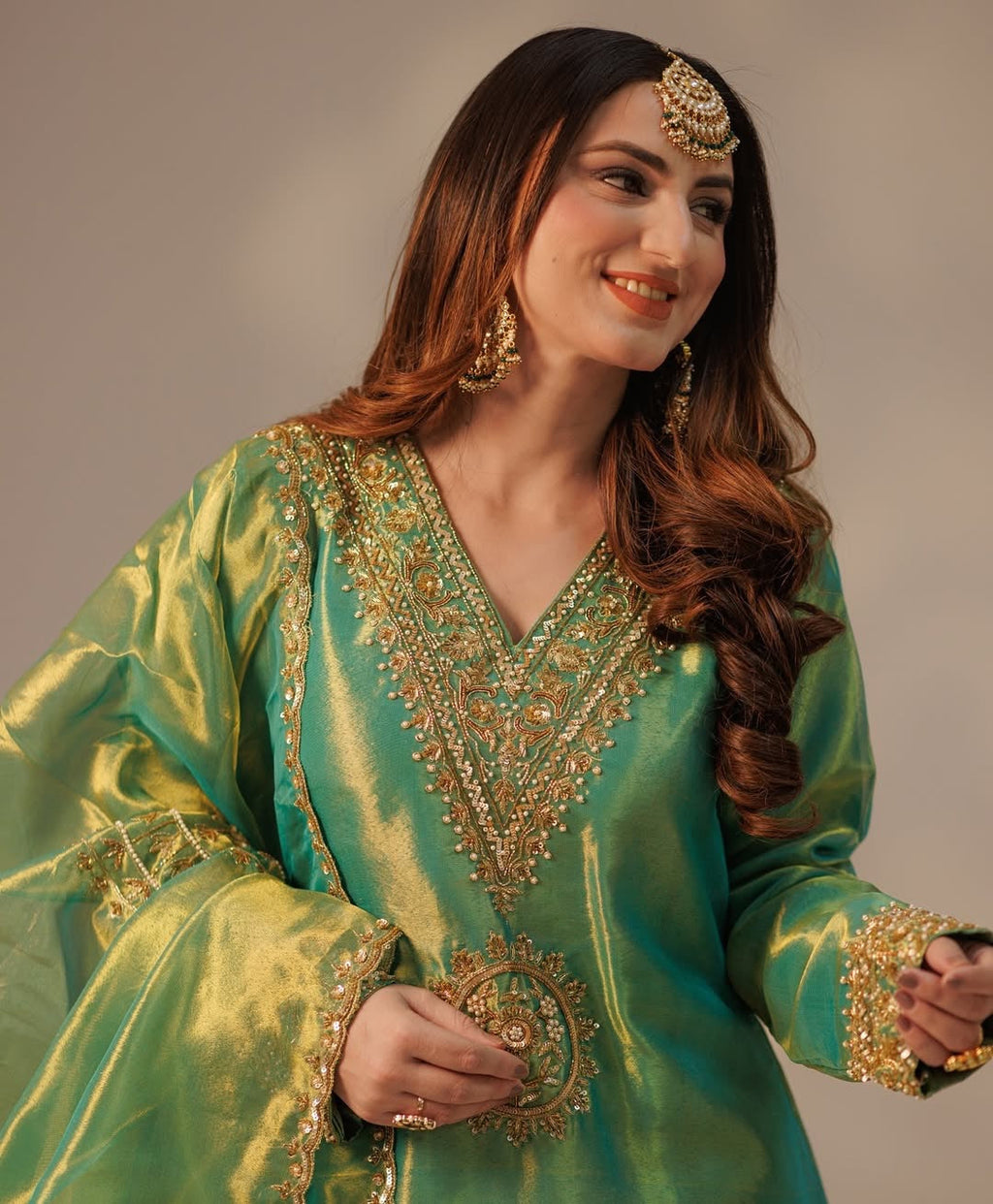 कढ़ाई और अनुक्रमिक कार्य के साथ पत्थर के हाथ के काम के साथ फैंसी सूट