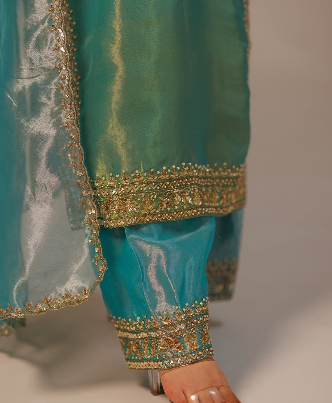 कढ़ाई और अनुक्रमिक कार्य के साथ पत्थर के हाथ के काम के साथ फैंसी सूट