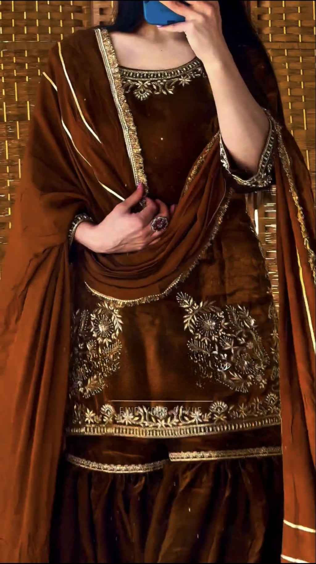 पार्टी वियर लुक टॉप, शरारा प्लाज़ो और दुपट्टा सीक्वेंस एम्ब्रॉयडरी वर्क के साथ