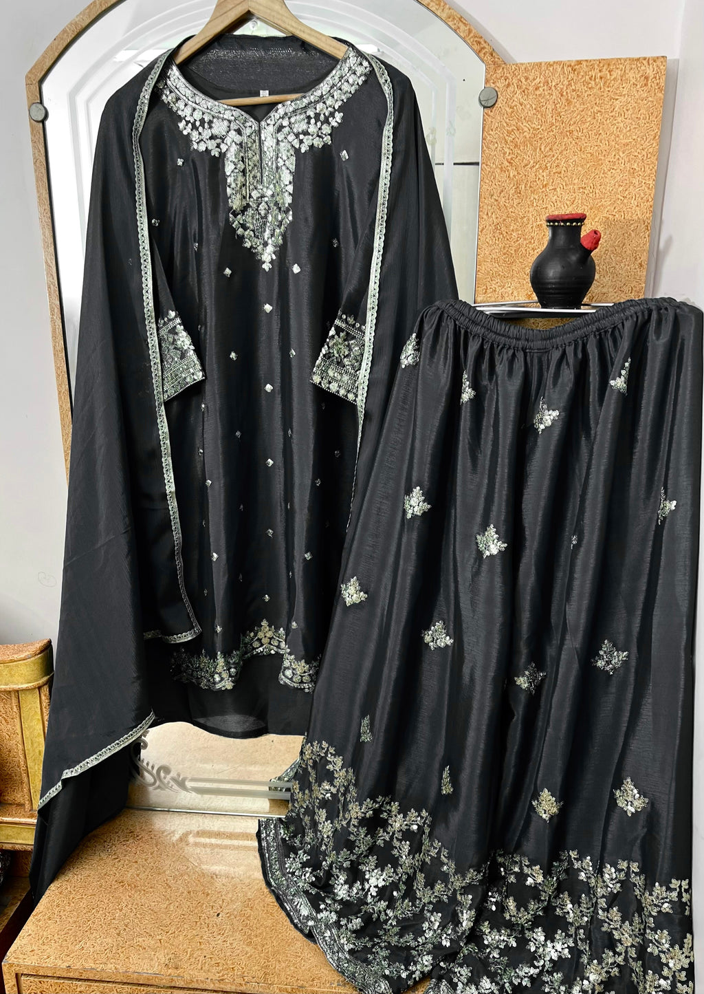 ज़री सुई कढ़ाई काम के साथ पार्टी पहनने सुंदर सूट सेट