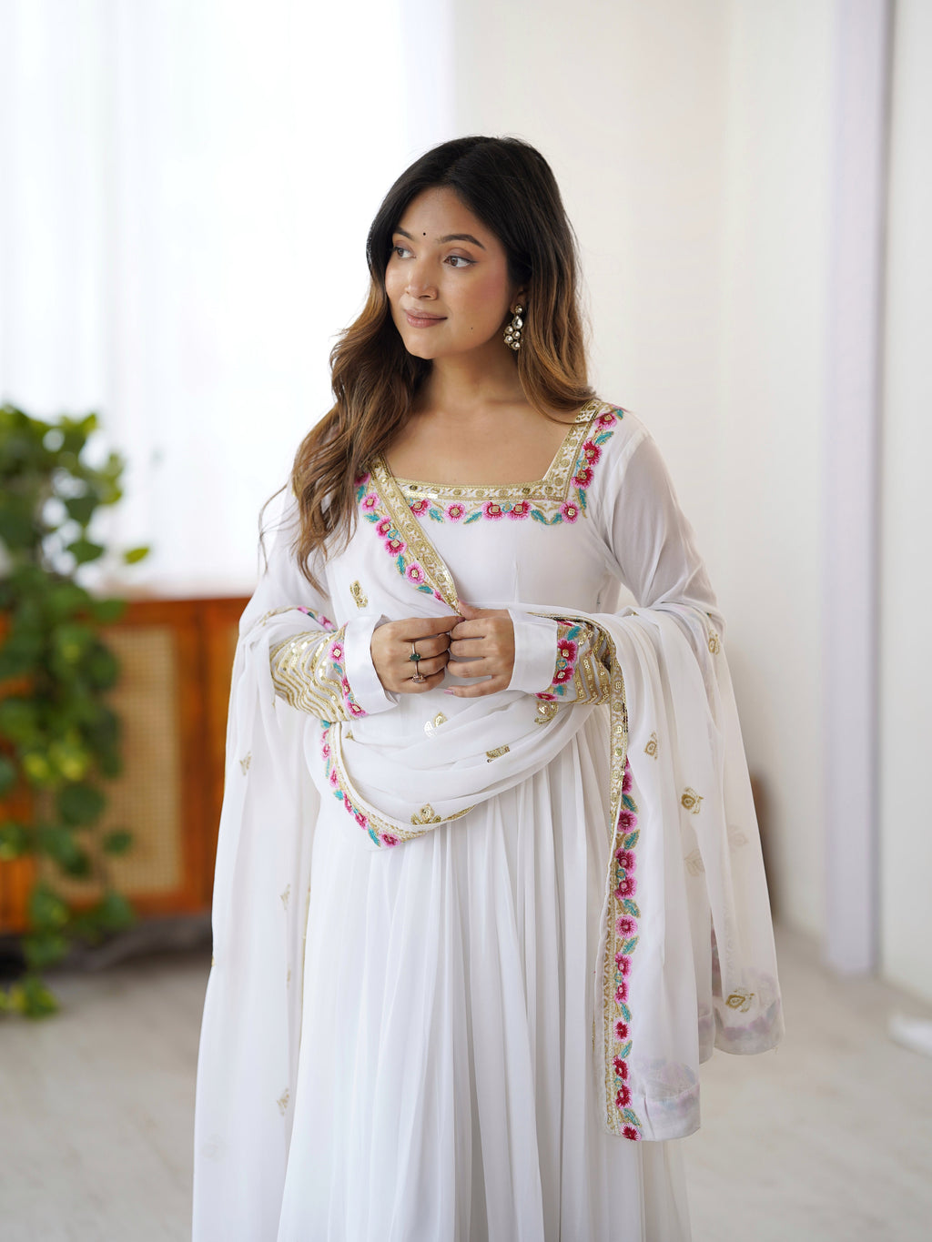 कढ़ाईदार अनुक्रम डिजाइनर अनारकली गाउन, बॉटम और दुपट्टा