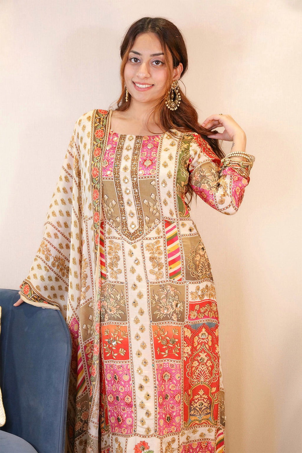 पार्टी वियर लुक: दुपट्टे के साथ टॉप और बॉटम में खूबसूरत दिखें